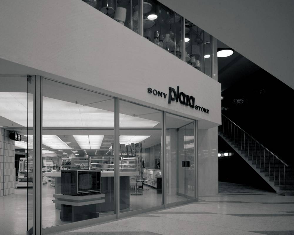 地下外観（モノトーン）。銀座駅地下コンコースとの接続部にはソニープラザストアのサインが掲出されている。