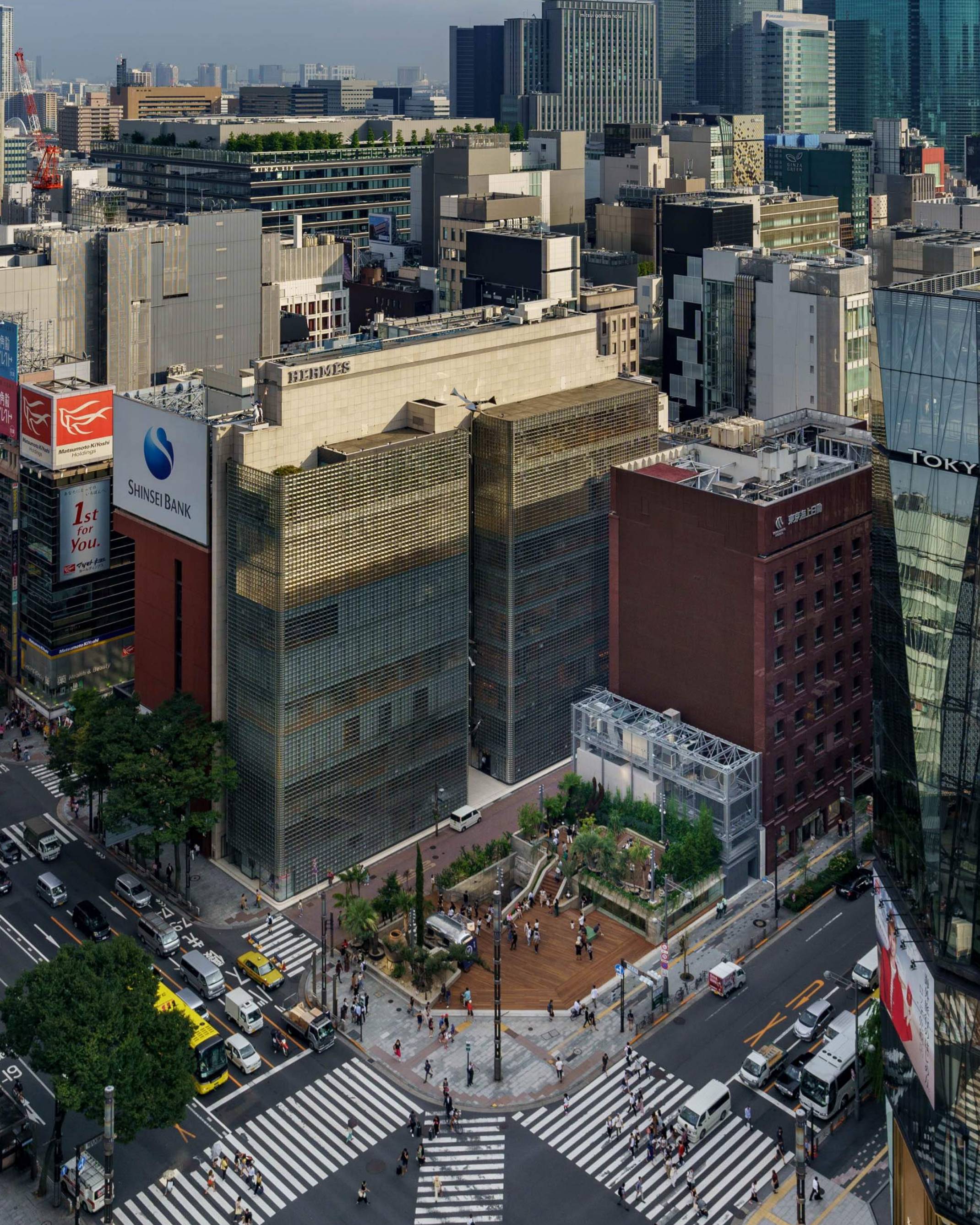 Ginza Sony Park 俯瞰風景。植栽が配置されたウッドデッキに人々が集まっている。