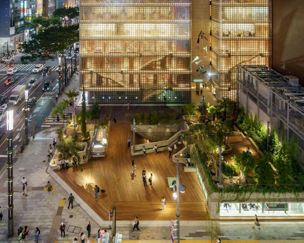 外観。Ginza Sony Parkの照明と奥にある銀座メゾンエルメスのガラスブロックの灯りが銀座の夜を美しく照らしている。