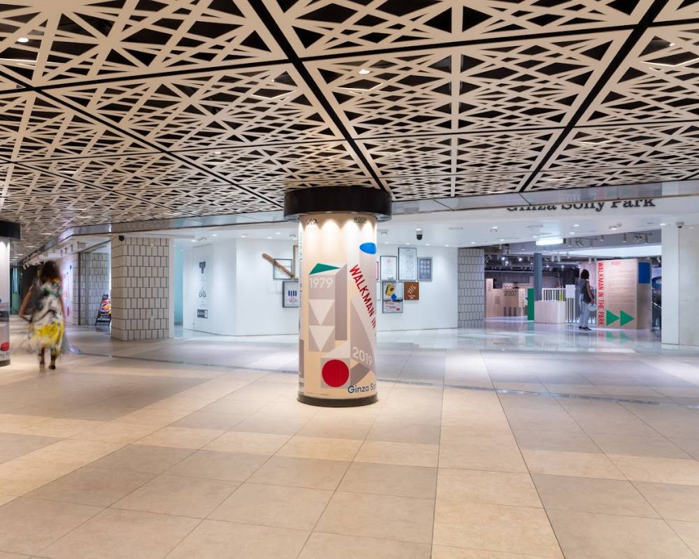 地下外観。地下2階コンコースの接続にある会場入口や柱にメインビジュアルなどが貼られている。