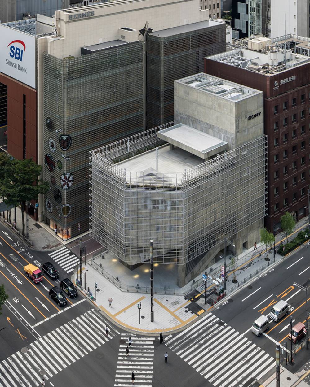 俯瞰風景。数寄屋橋交差点のGinza Sony Parkと周辺建物を俯瞰する。