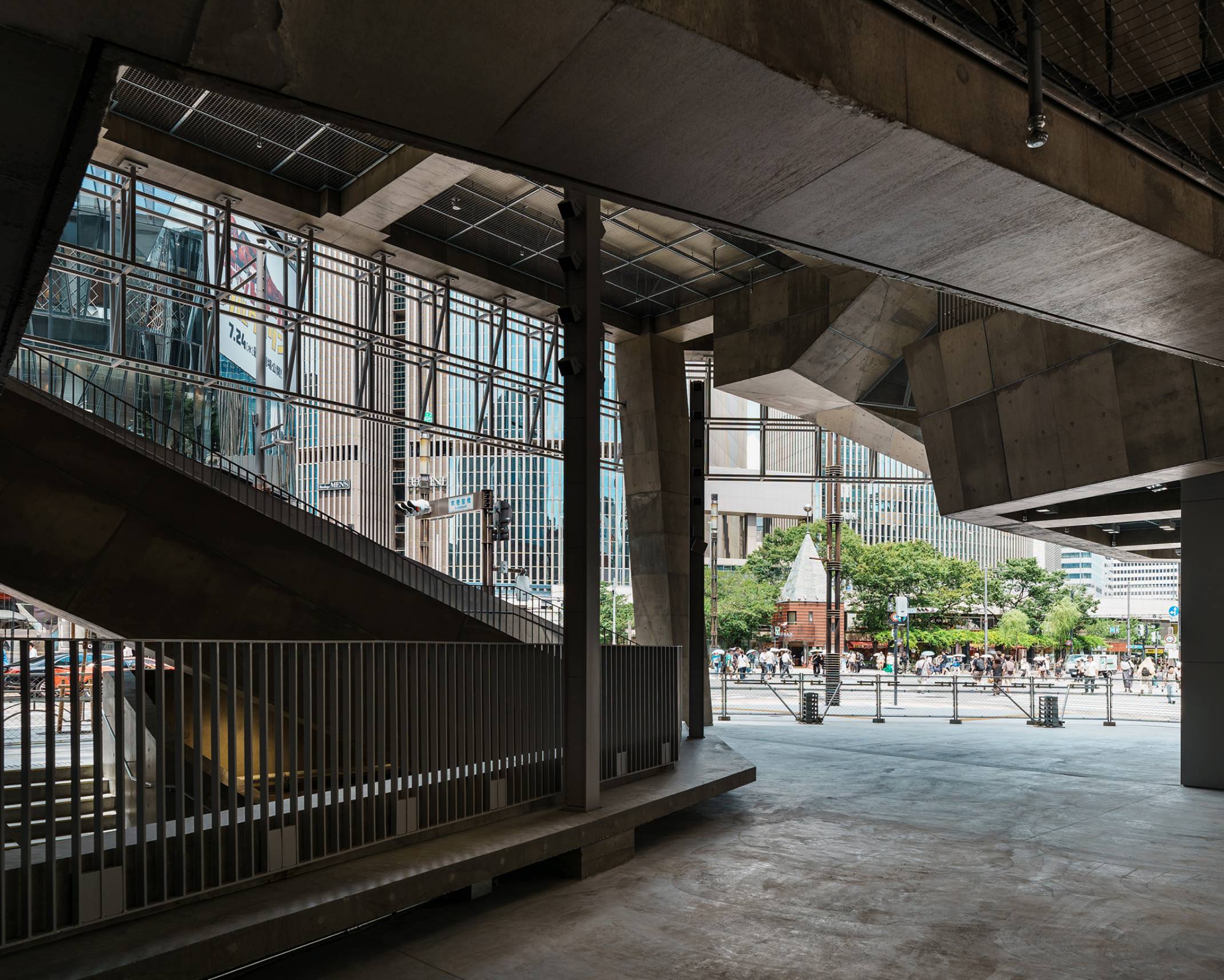 内観。コンクリートの階段に囲まれた吹き抜け空間の先は数寄屋橋交差点にシームレスに繋がる。