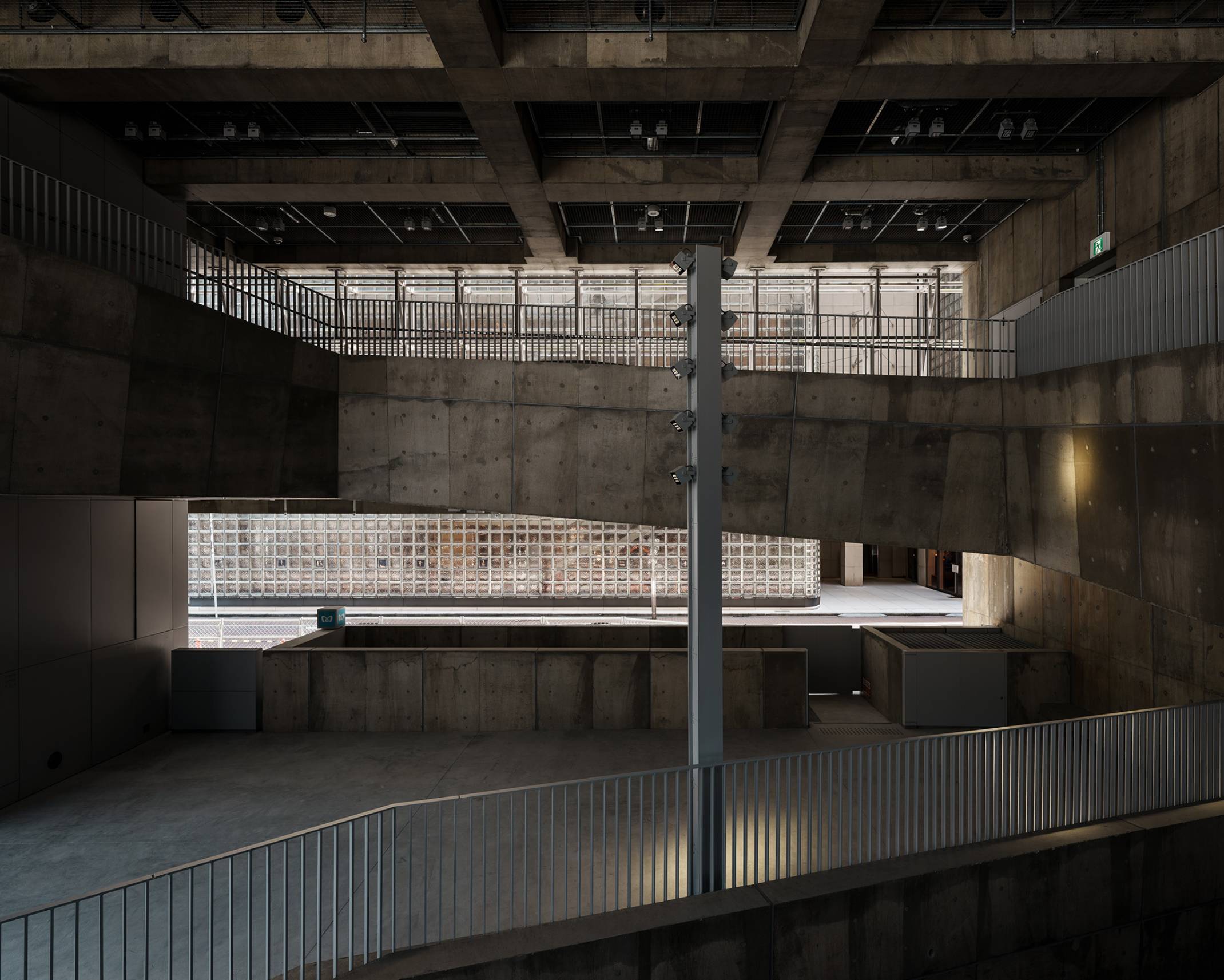 外観。地上1・2階の吹き抜け空間を通して建物をはさんだ対面にあるソニー通りが見える。