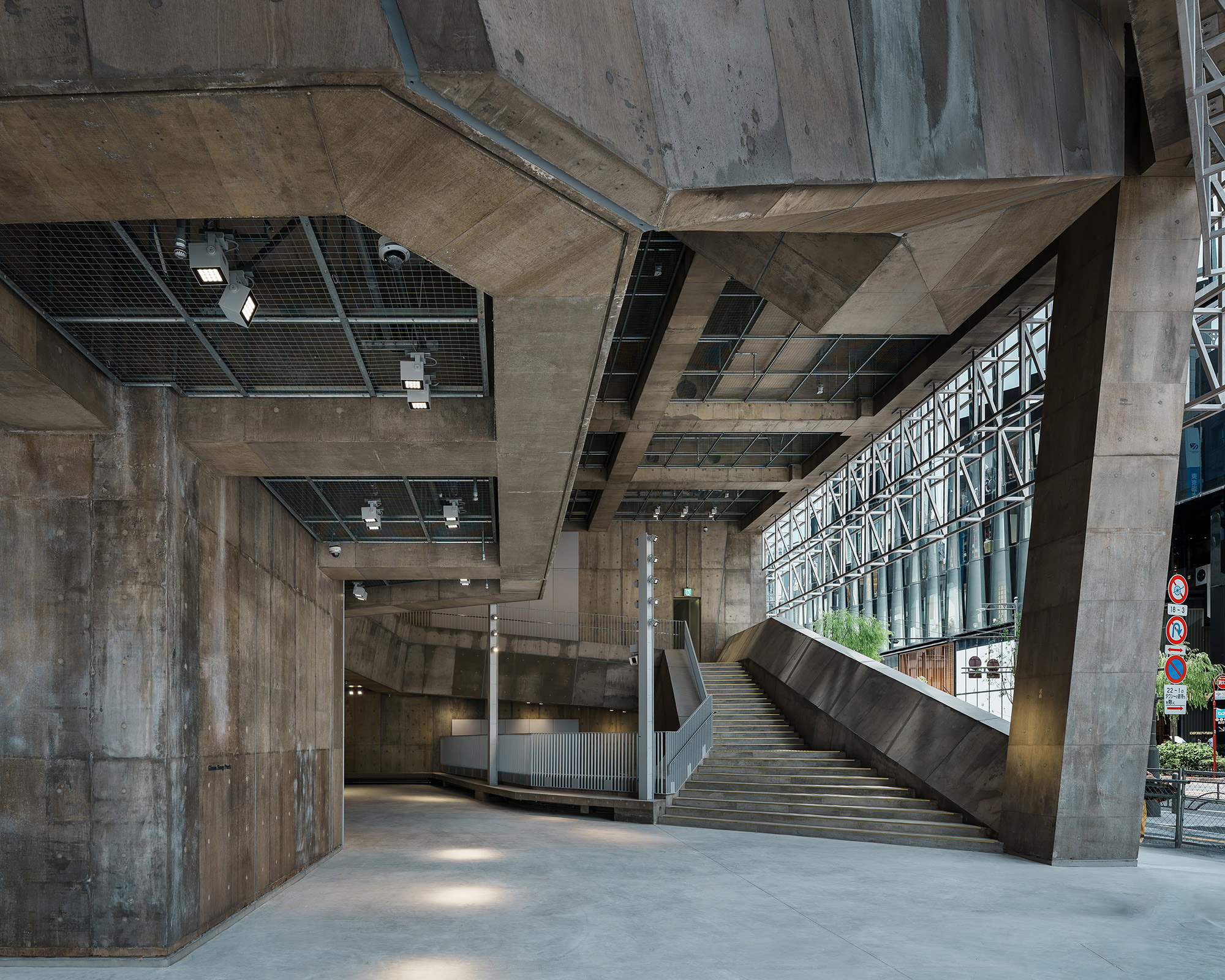 外観。2階への大きな階段がある1階部分は、建物内ではあるがほぼ外部とも言える大きな吹き抜け空間となっている。