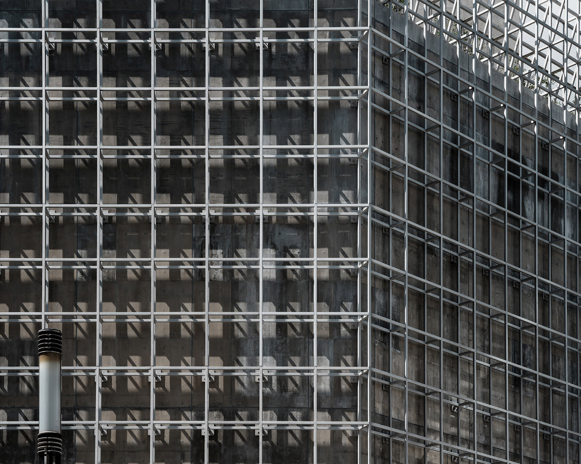 外観。グリッド状のファサード。