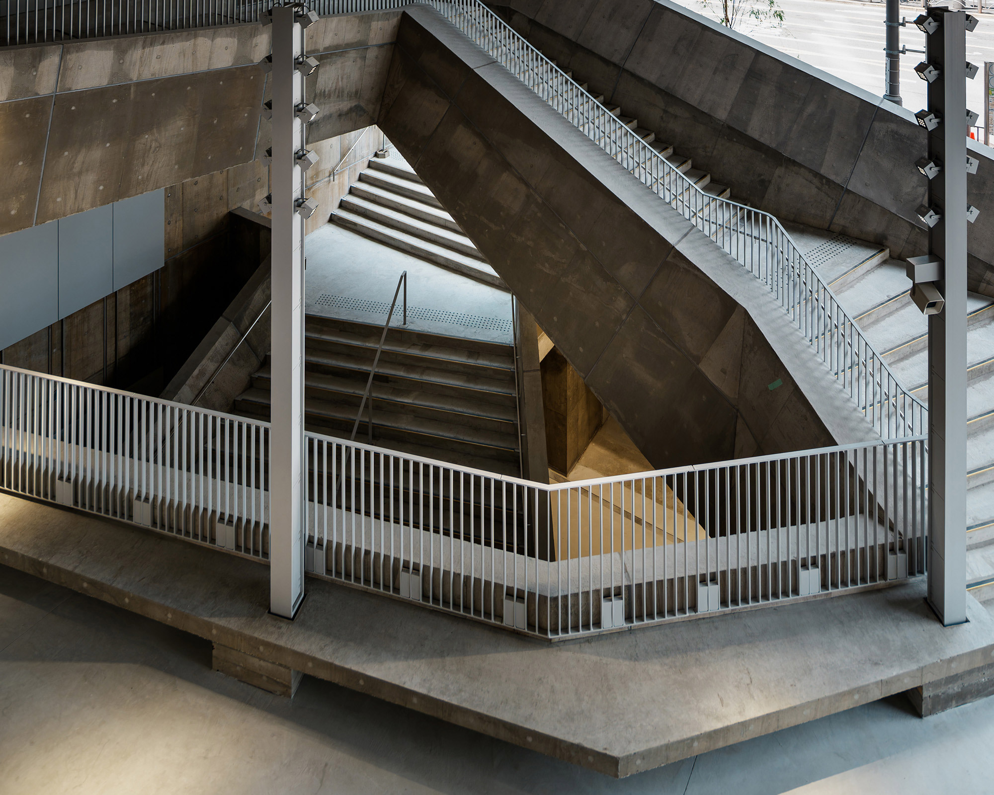 内観。上層階へと続く階段。