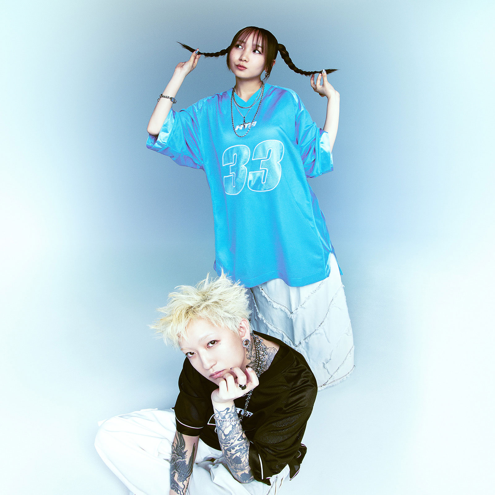 YOASOBIのプロフィール写真。