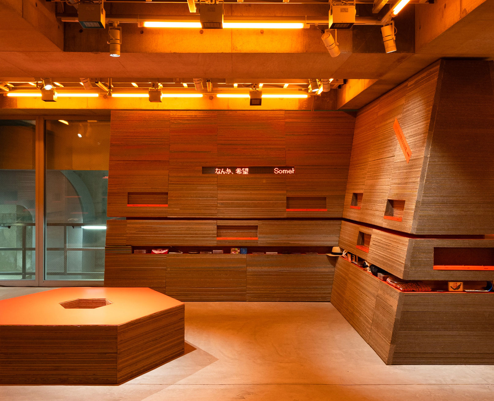 展示風景。地層のような壁や柱、ベンチが並んでいる。