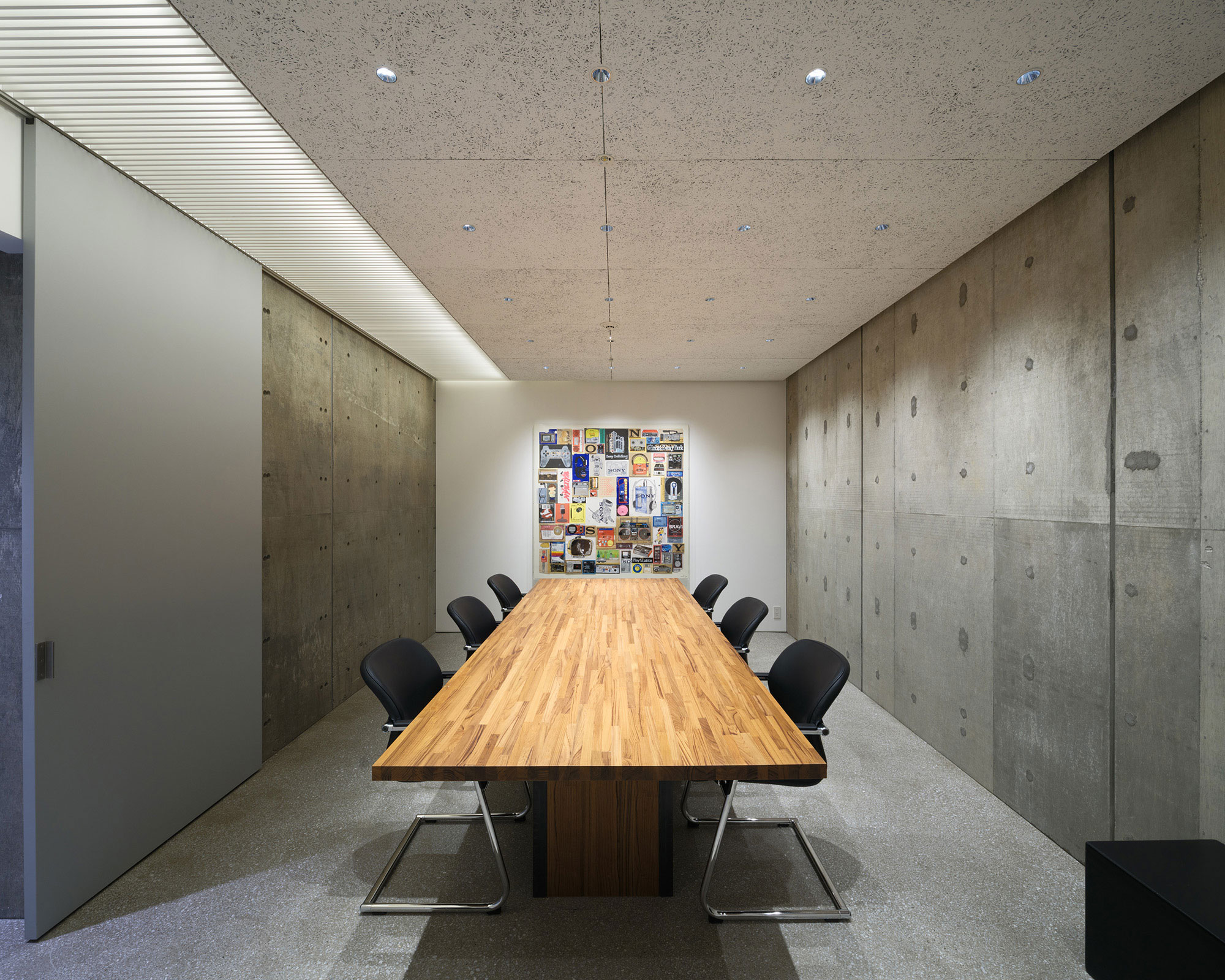 個室の内観写真。テーブル席の奥に絵画が掲示されている。