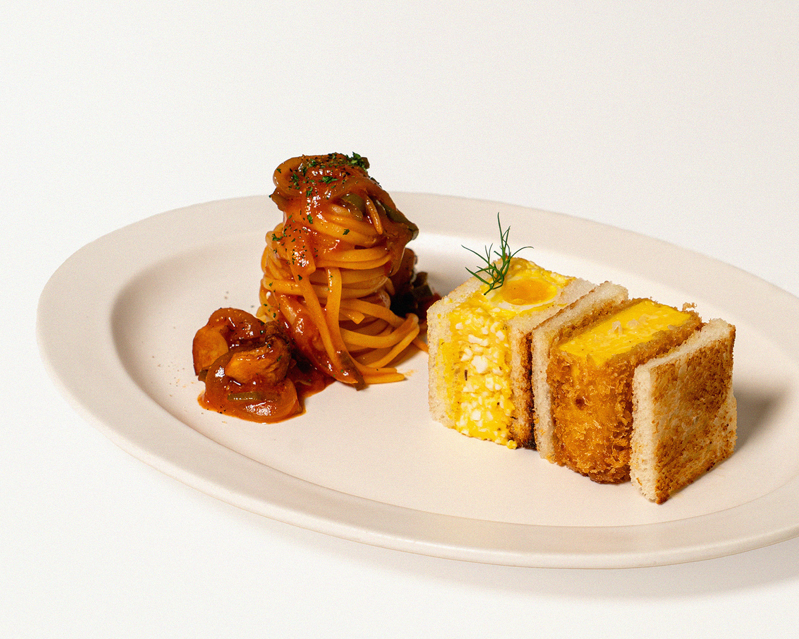ナポリタンと二種のたまごサンドを盛り付けた洋食プレート