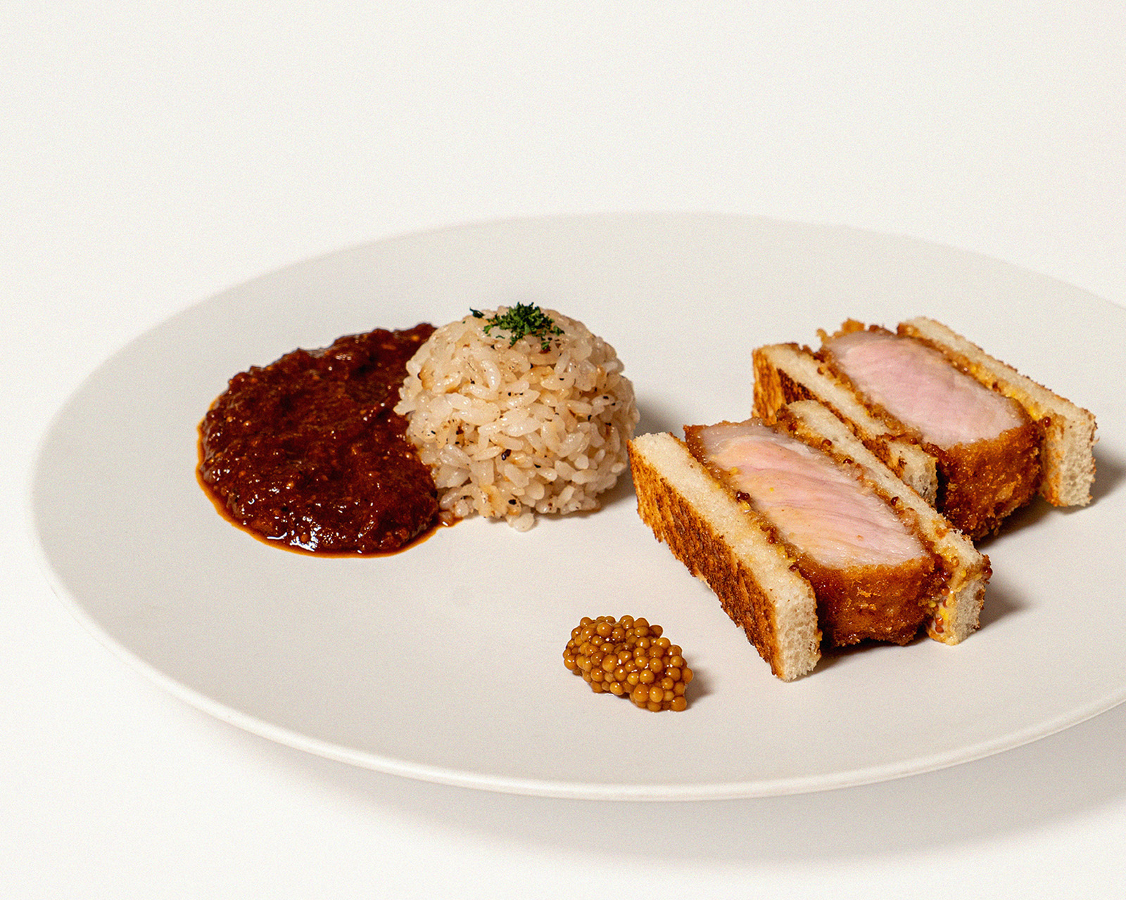 カレーライスとカツトーストを盛り付けた洋食プレート