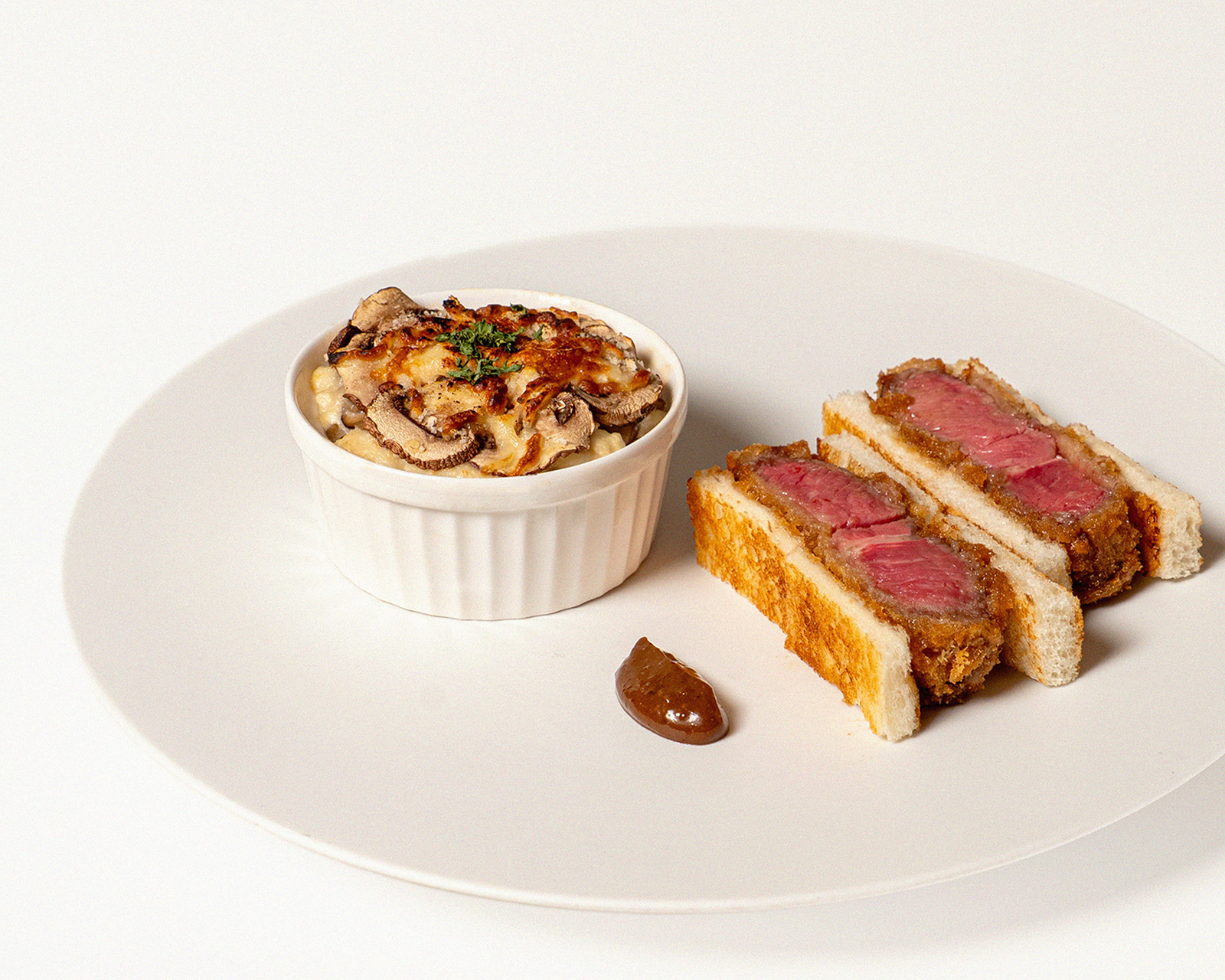 ココットに入ったドリアと牛カツトーストを盛り付けた洋食プレート