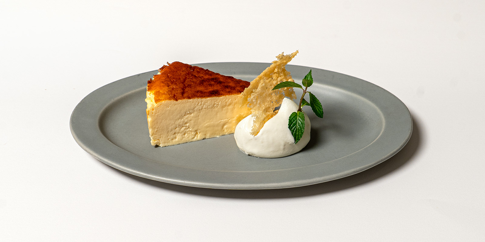 チーズケーキにホイップクリームを添えたデザートプレート