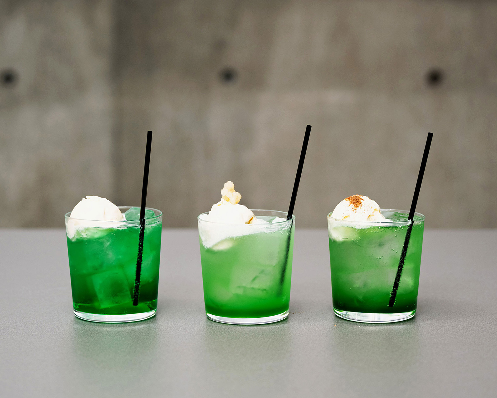 アイスクリームをのせたクリームソーダ三種を並べたドリンク