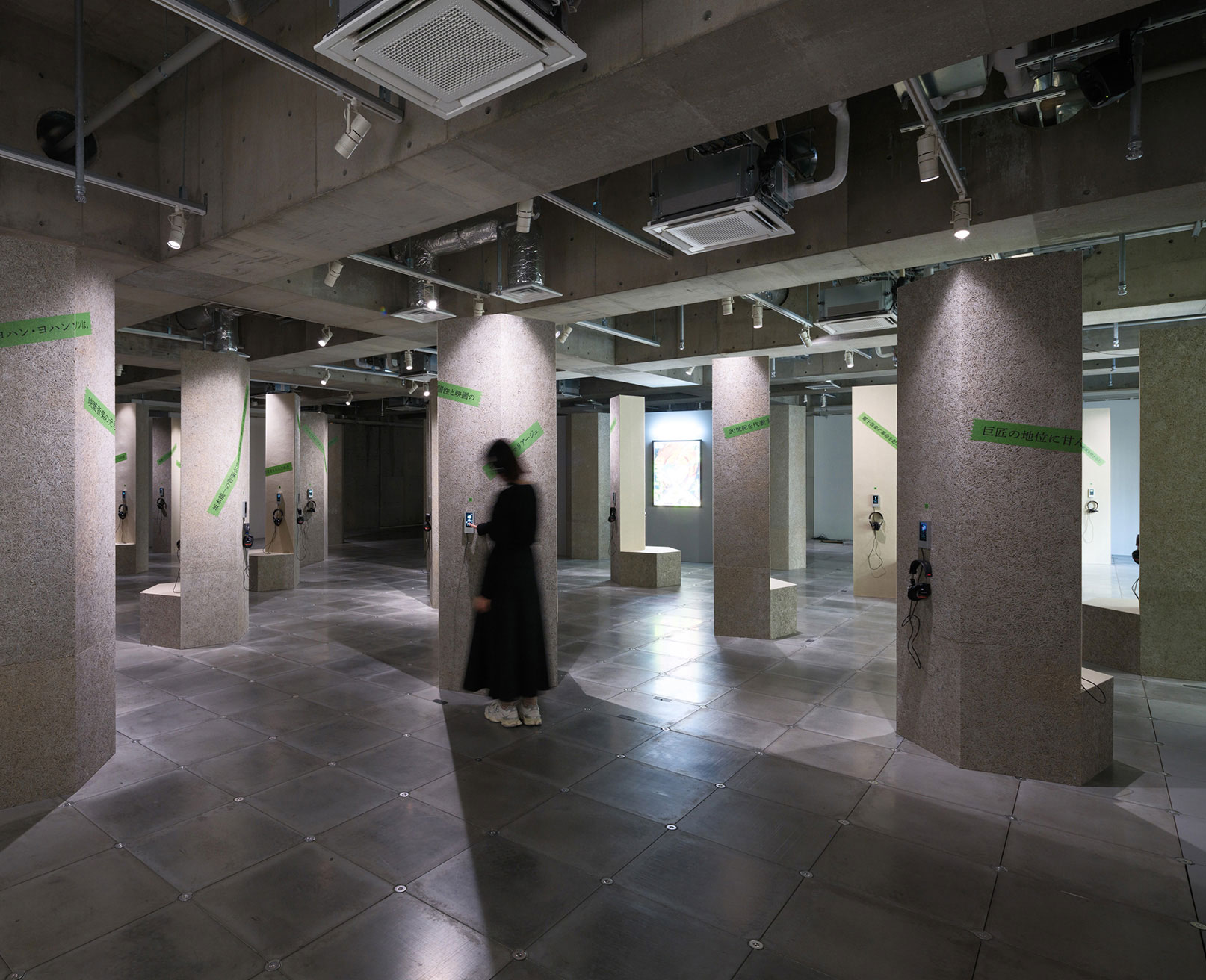 展示風景。柱ごとにヘッドフォンとディスプレイが設置され、来場者が音楽を視聴できるようになっている。