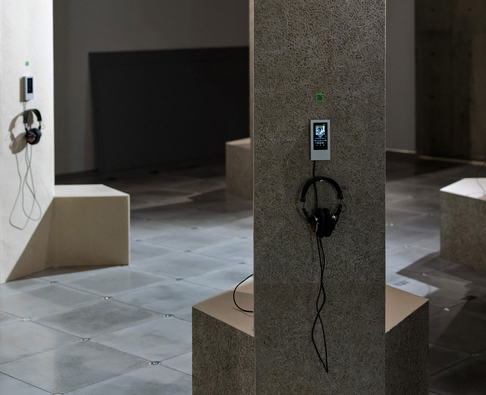 展示風景。柱に設置されたウォークマンに楽曲の情報が表示され、その下にヘッドフォンが掛けられている。