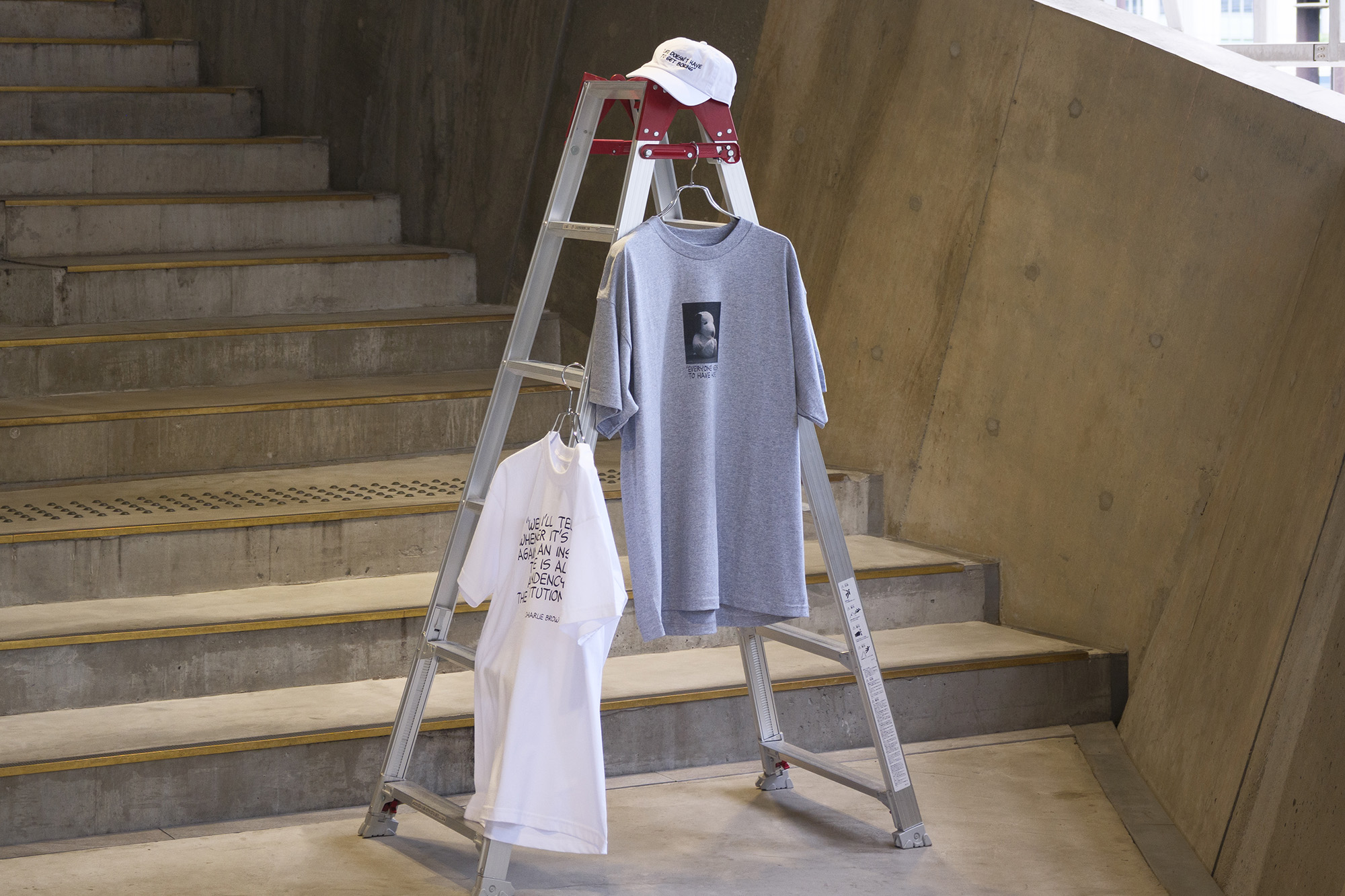 「人生に退屈する必要はないもんねCap」と「誰にだって希望は必要だTee」と「個人が組織と対立したときTee」の商品画像。