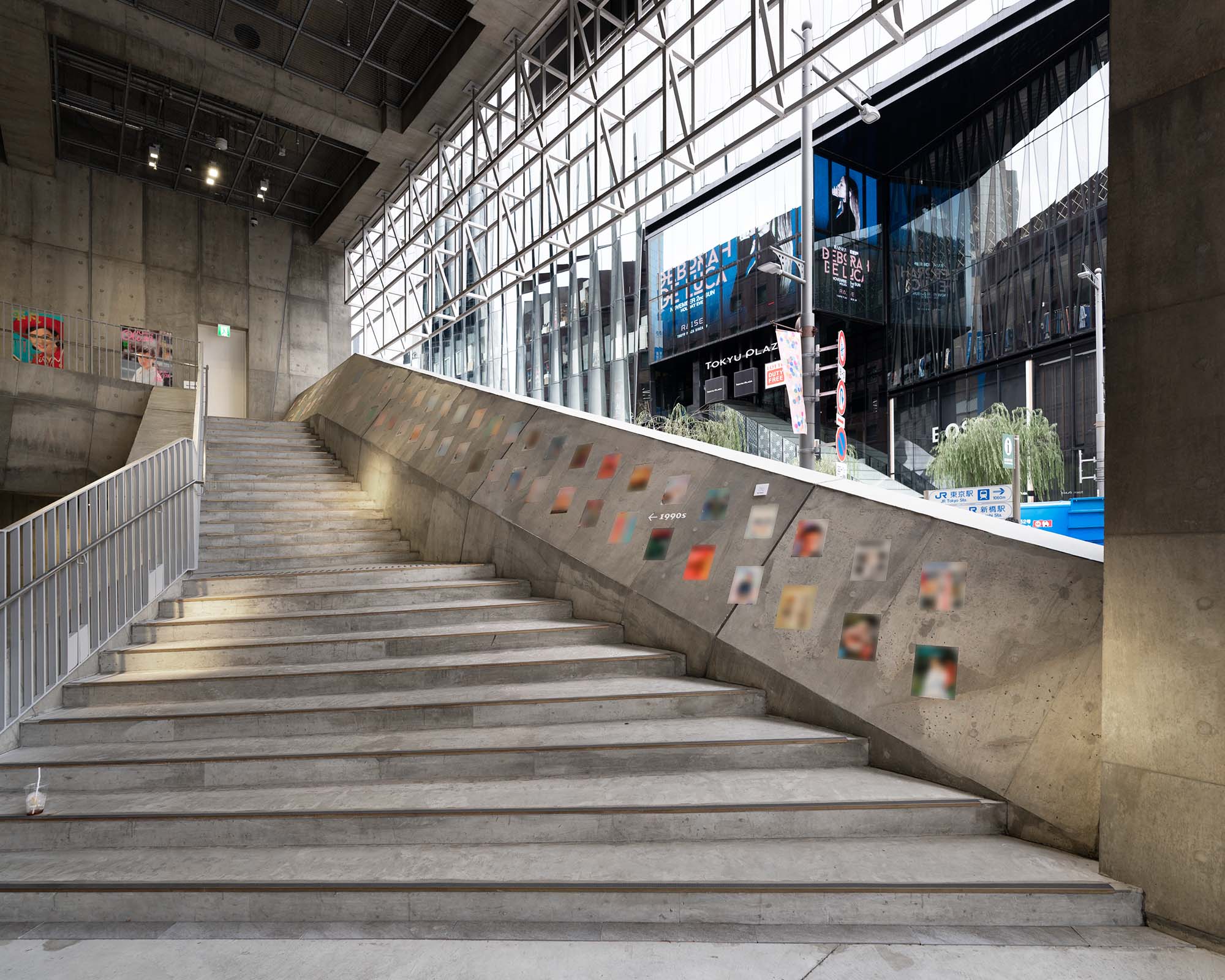 1F 展示風景 「マガジンハウスの80年表紙展」の階段の写真。