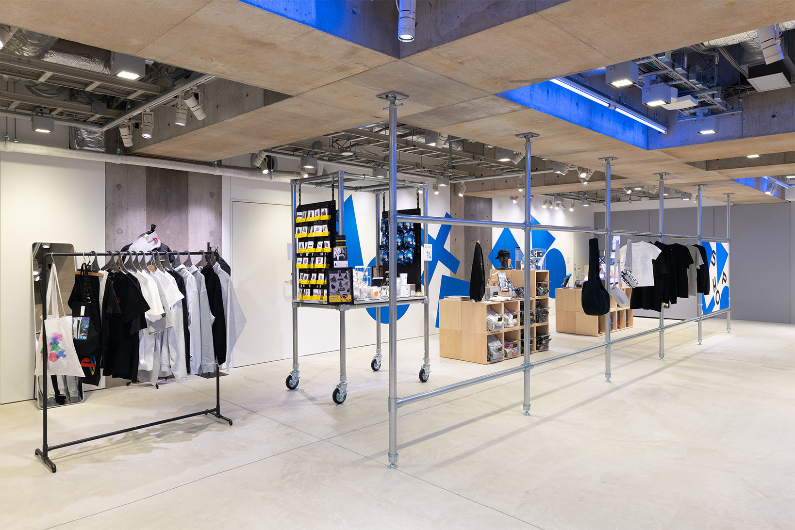 B2 プレイステーショングッズSHOPの写真。アパレルからシールまで様々な商品を販売している。