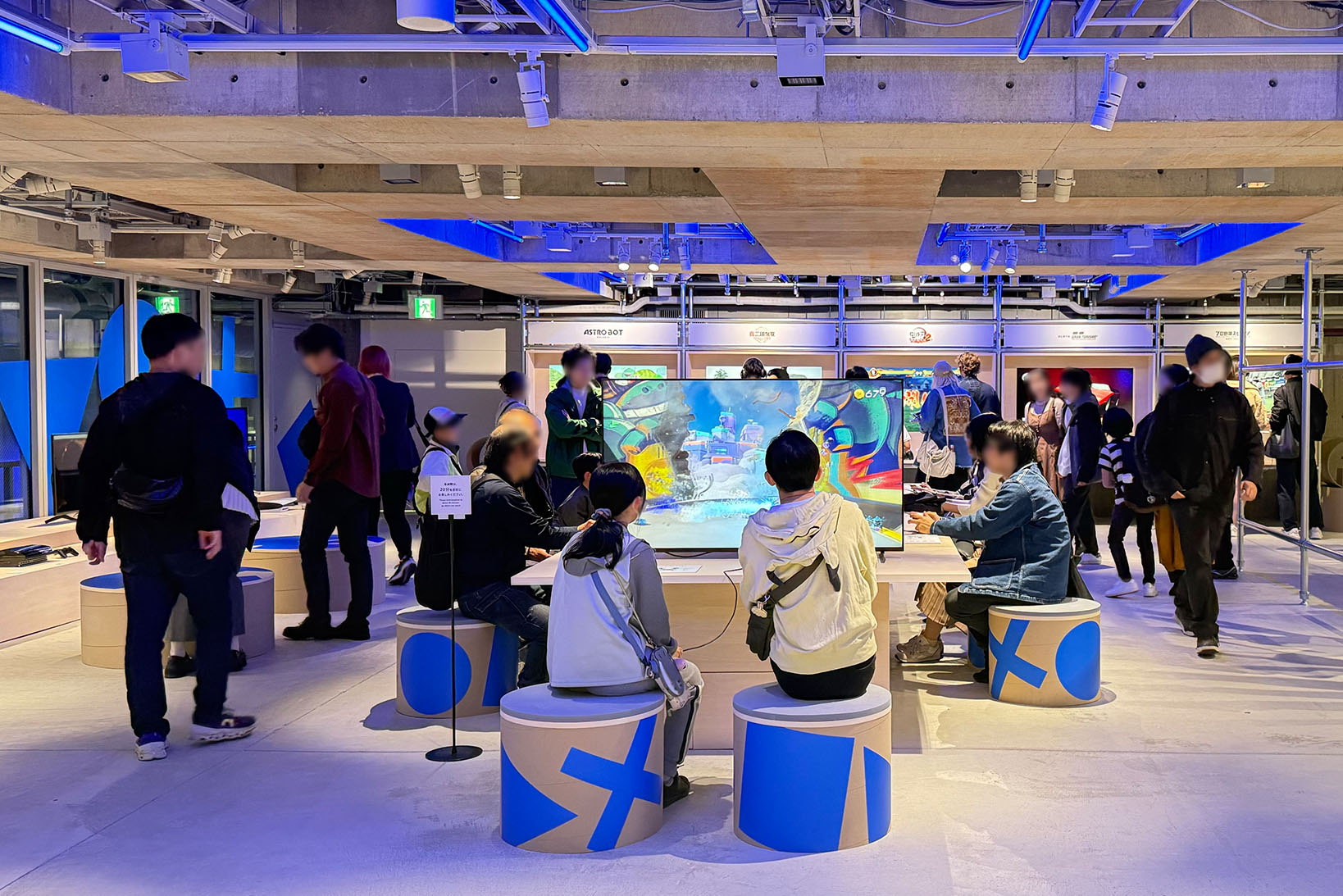 B2 ゲームコーナーの写真。PlayStation 5のゲームを楽しんでいる人で賑わっている。