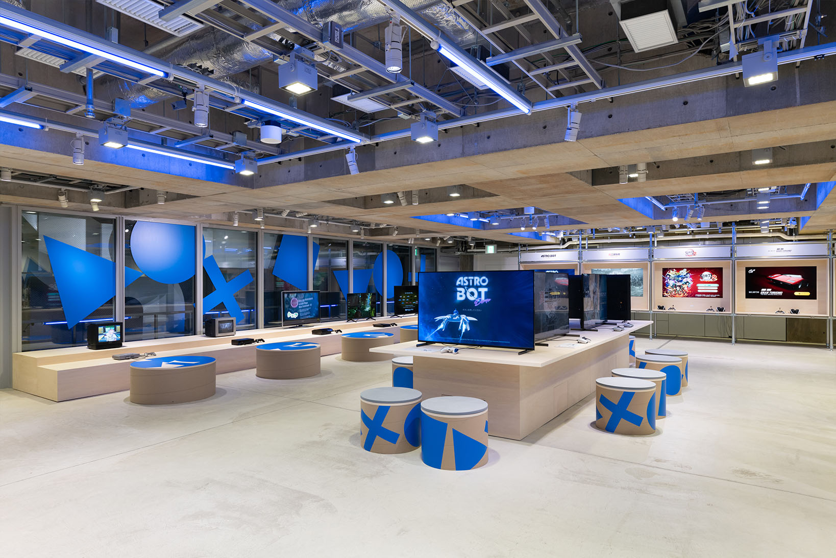 B2 ゲームコーナーとアーカイブコーナーの写真。