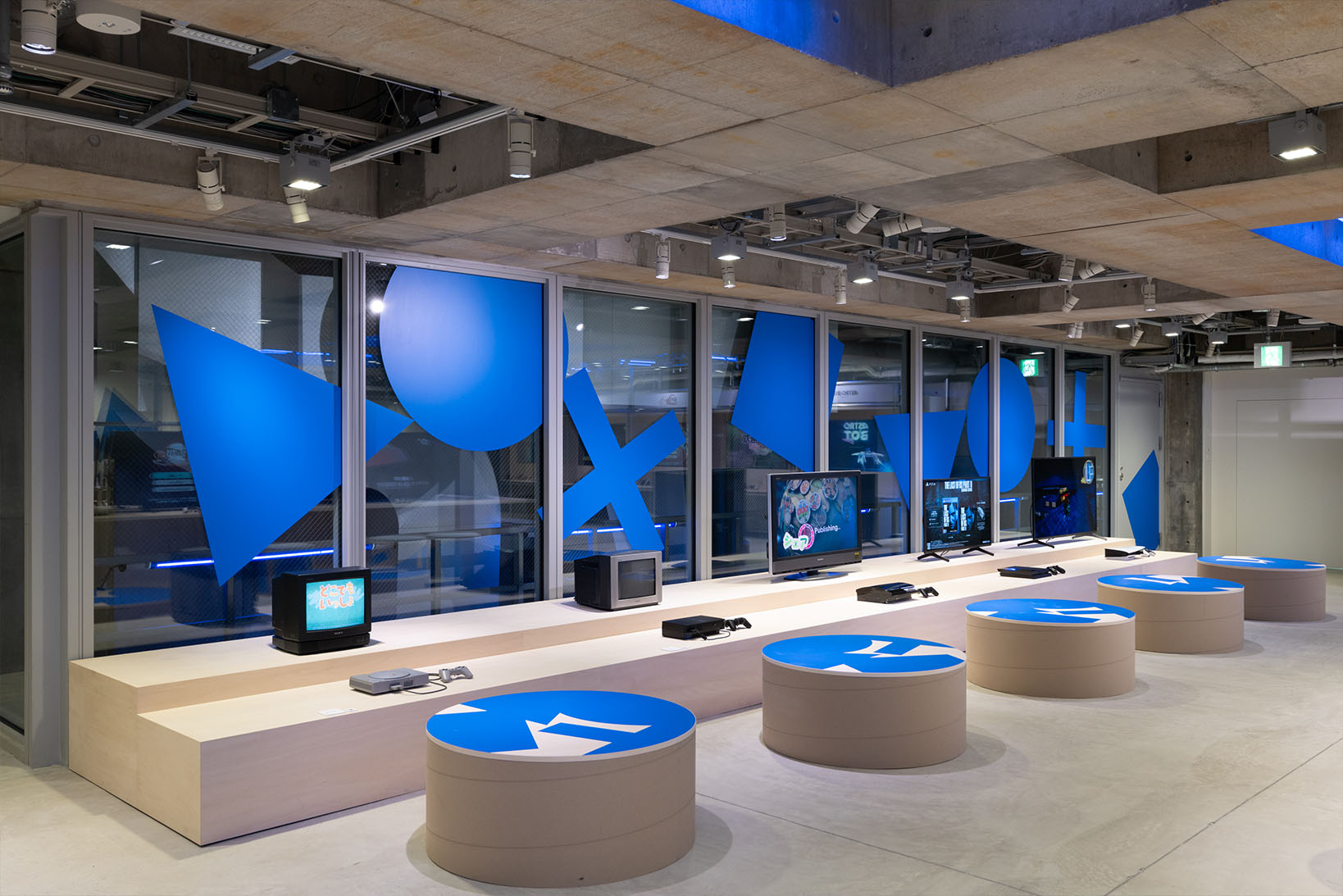 B2 アーカイブコーナーの写真。歴代PlayStationのハードウェアと当時のTVを組み合わせた展示。