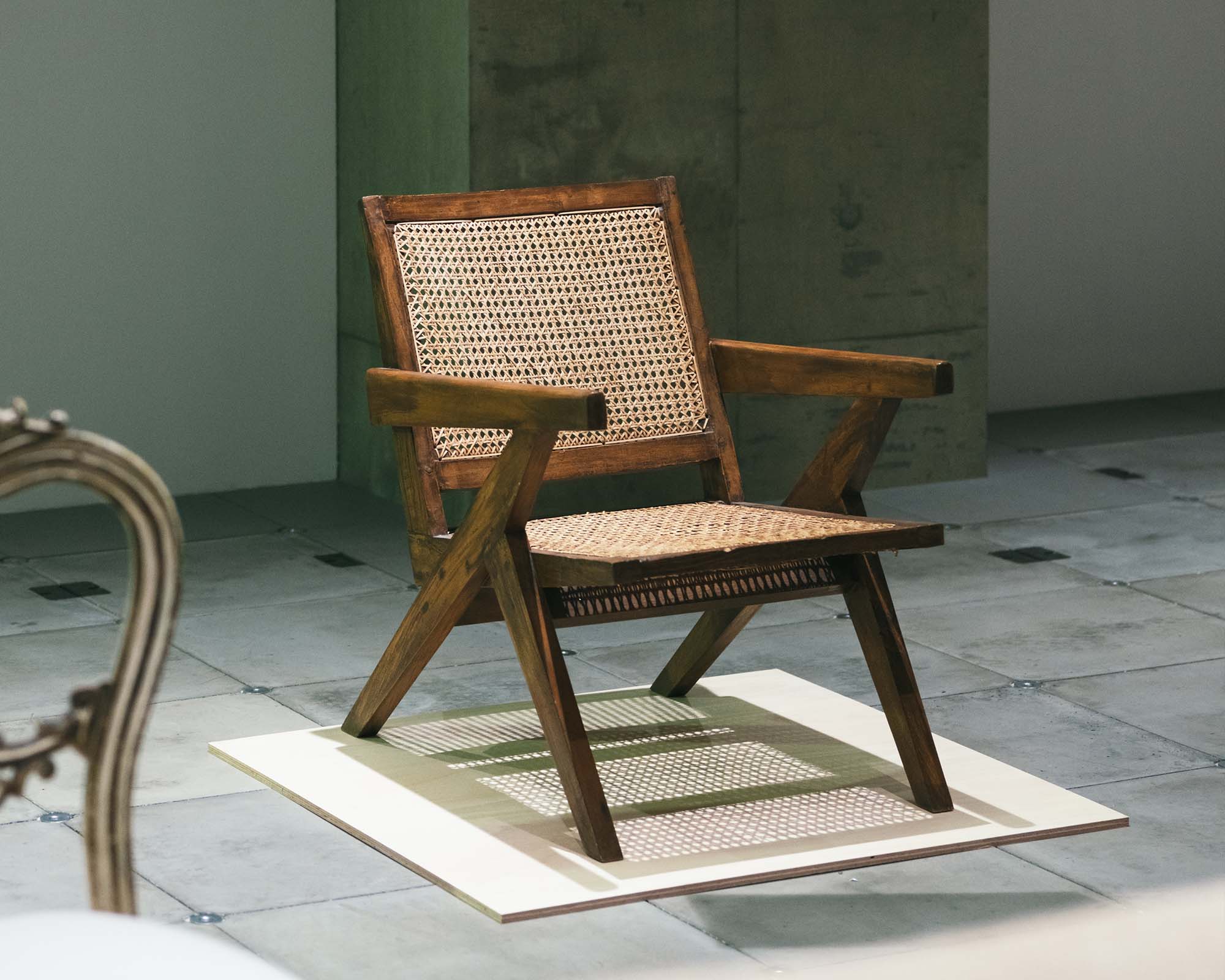 Ginza Sony Parkに展示された木製チェアのクローズアップ。編み込み座面と力強い脚部が、素材の質感を際立たせる。