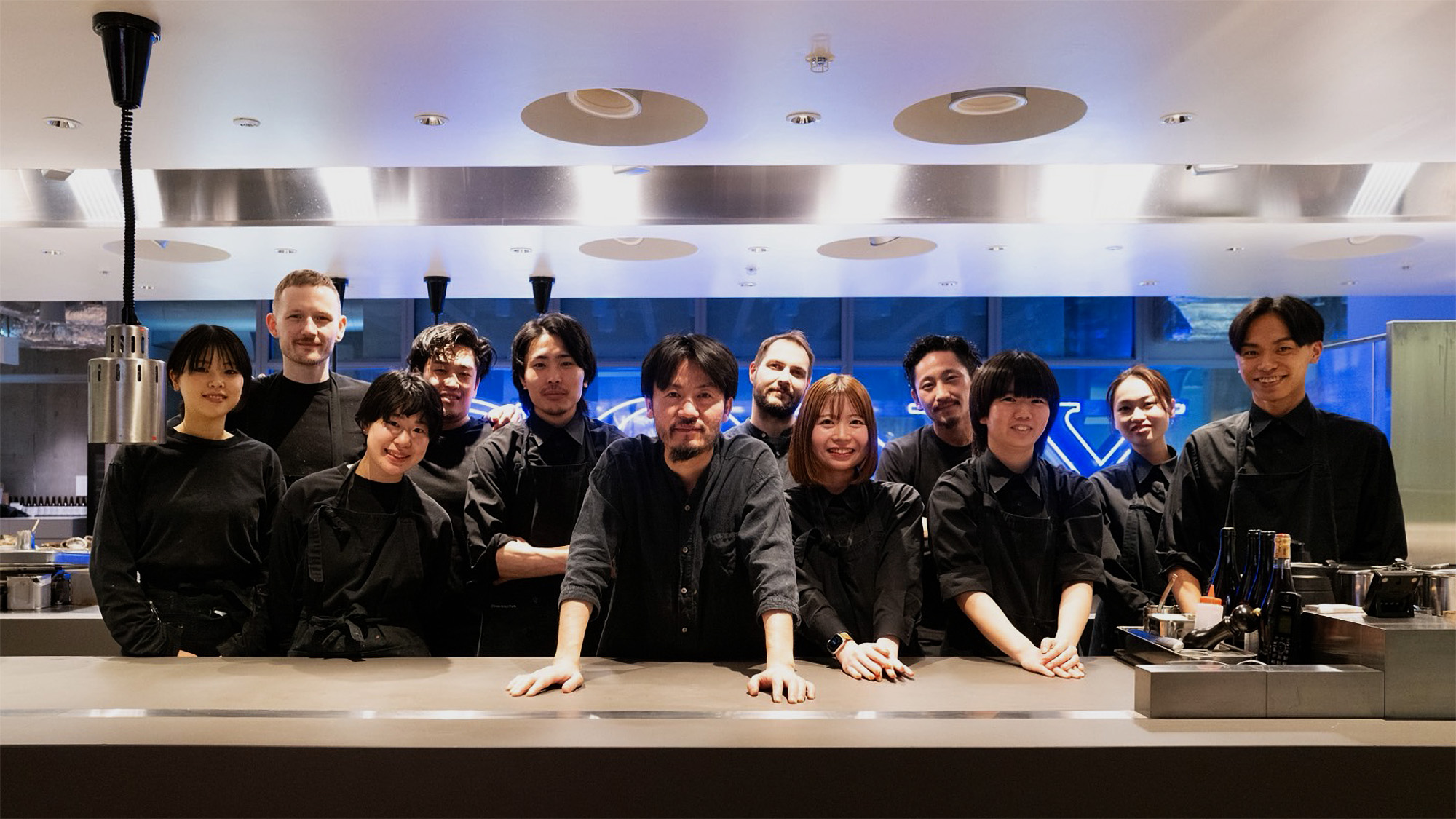 MAISONメンバーとNibun no Ichiメンバーの集合写真。