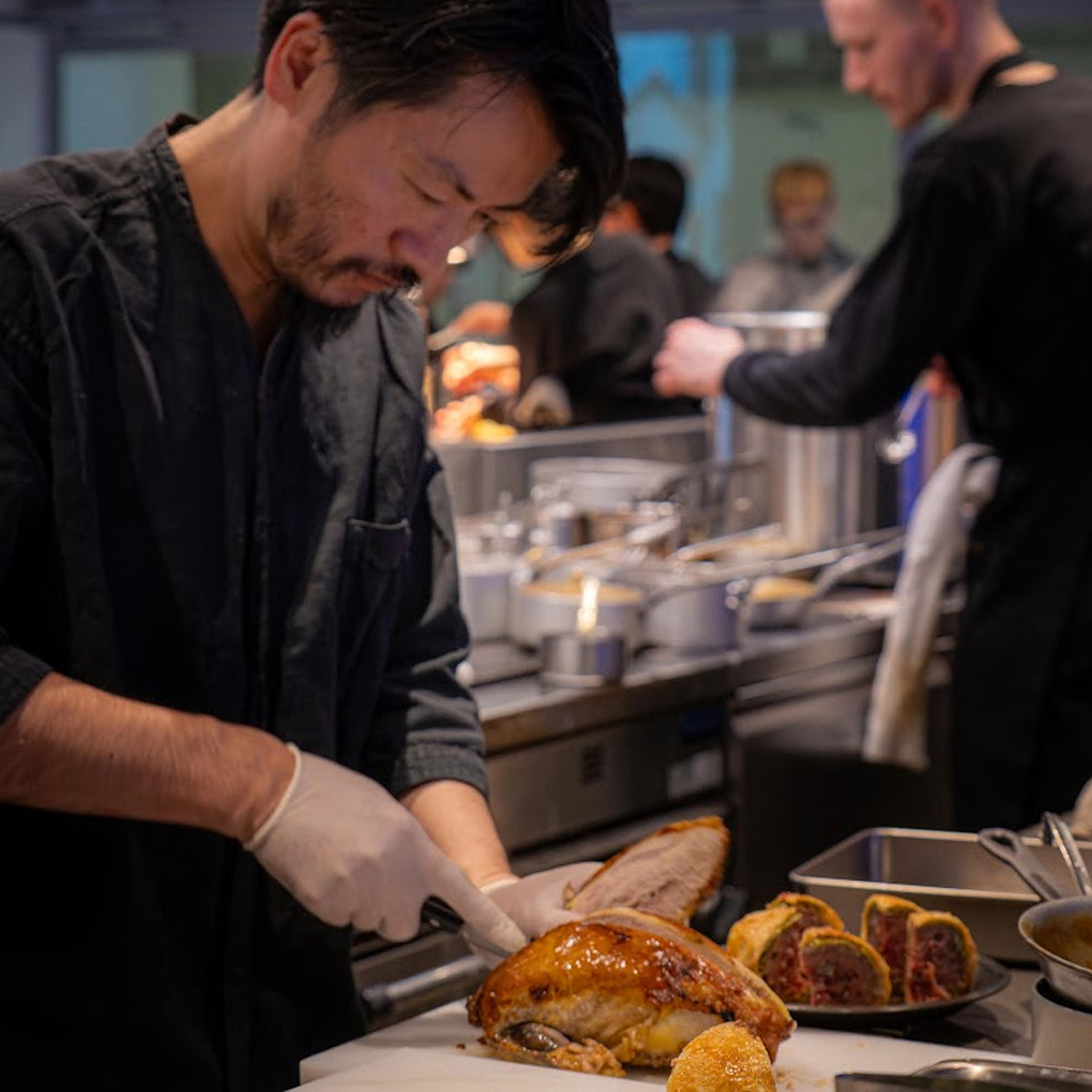 渥美創太シェフがほろほろ鶏のロティを調理しているシーン。