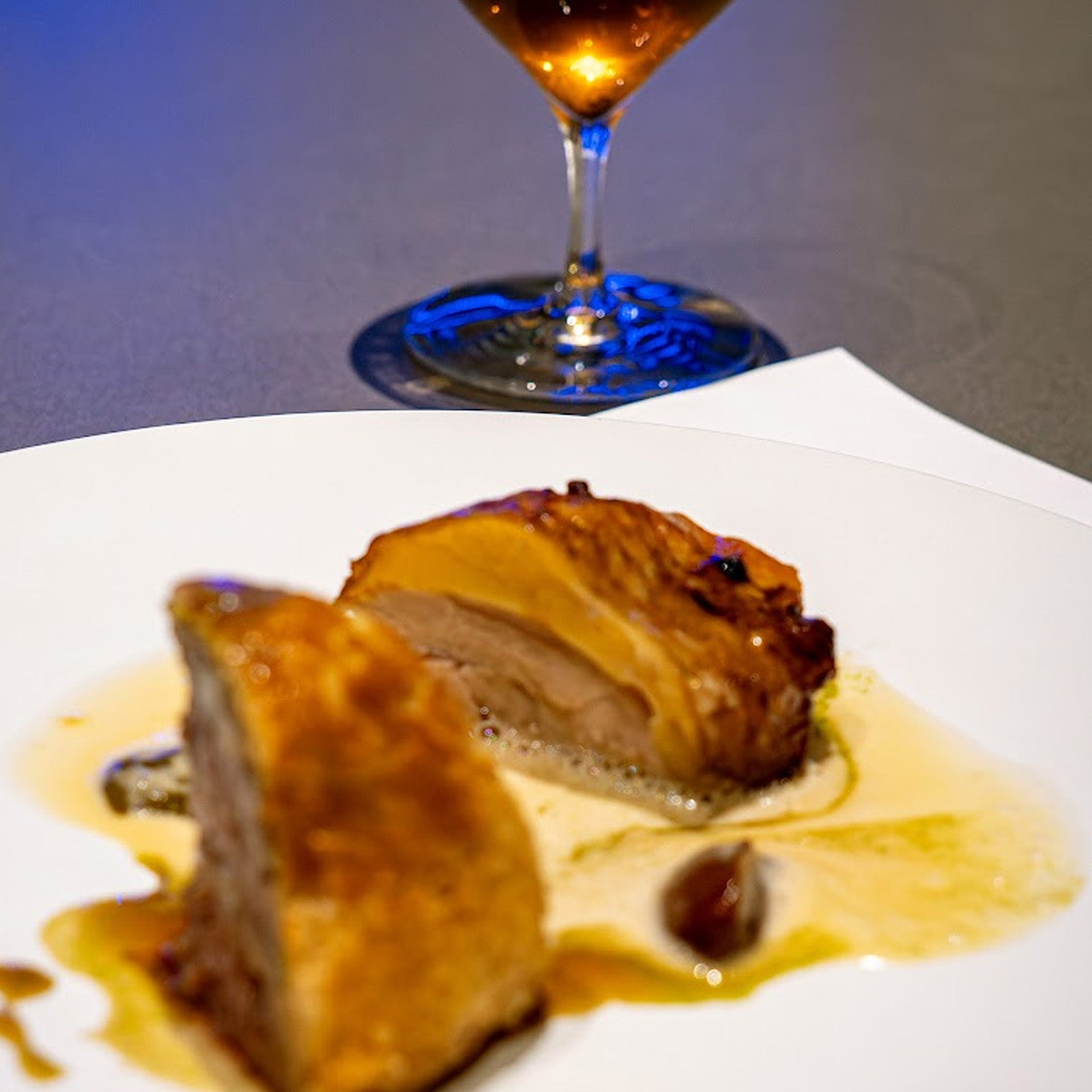 ほろほろ鶏のロティ＆ロールキャベツの料理写真。