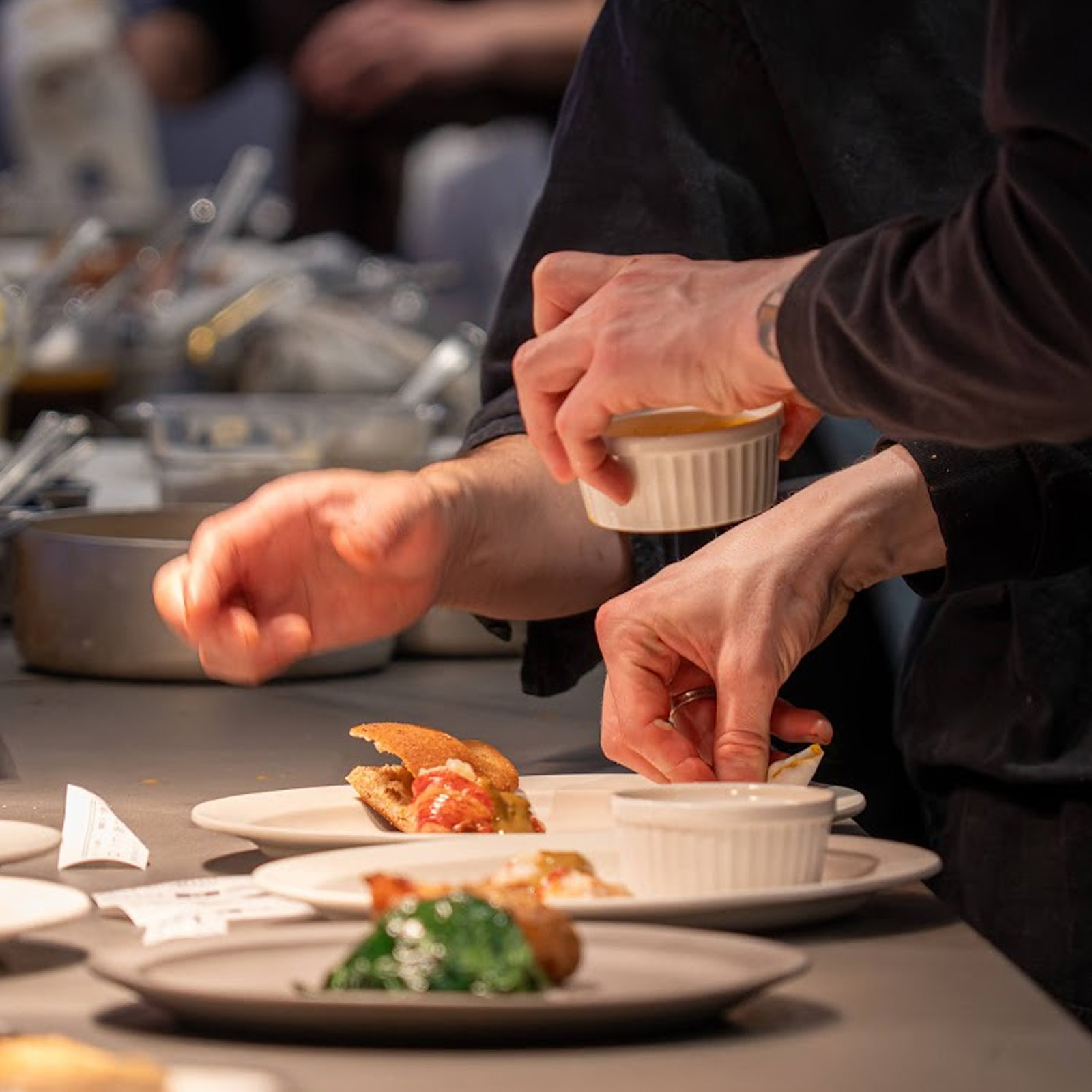 提供される料理を盛り付けしている様子。