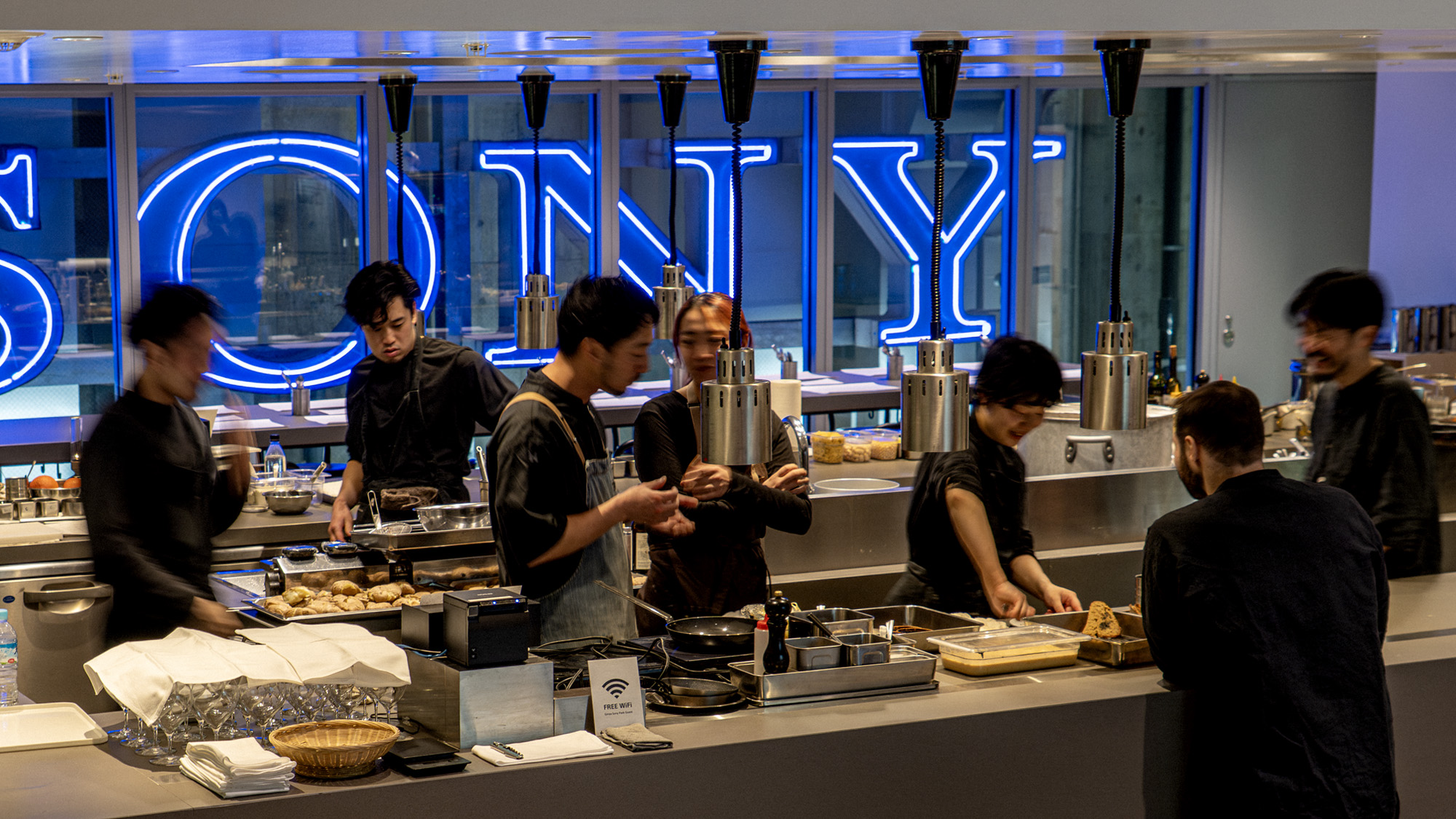 厨房で楽しく準備をしている様子。