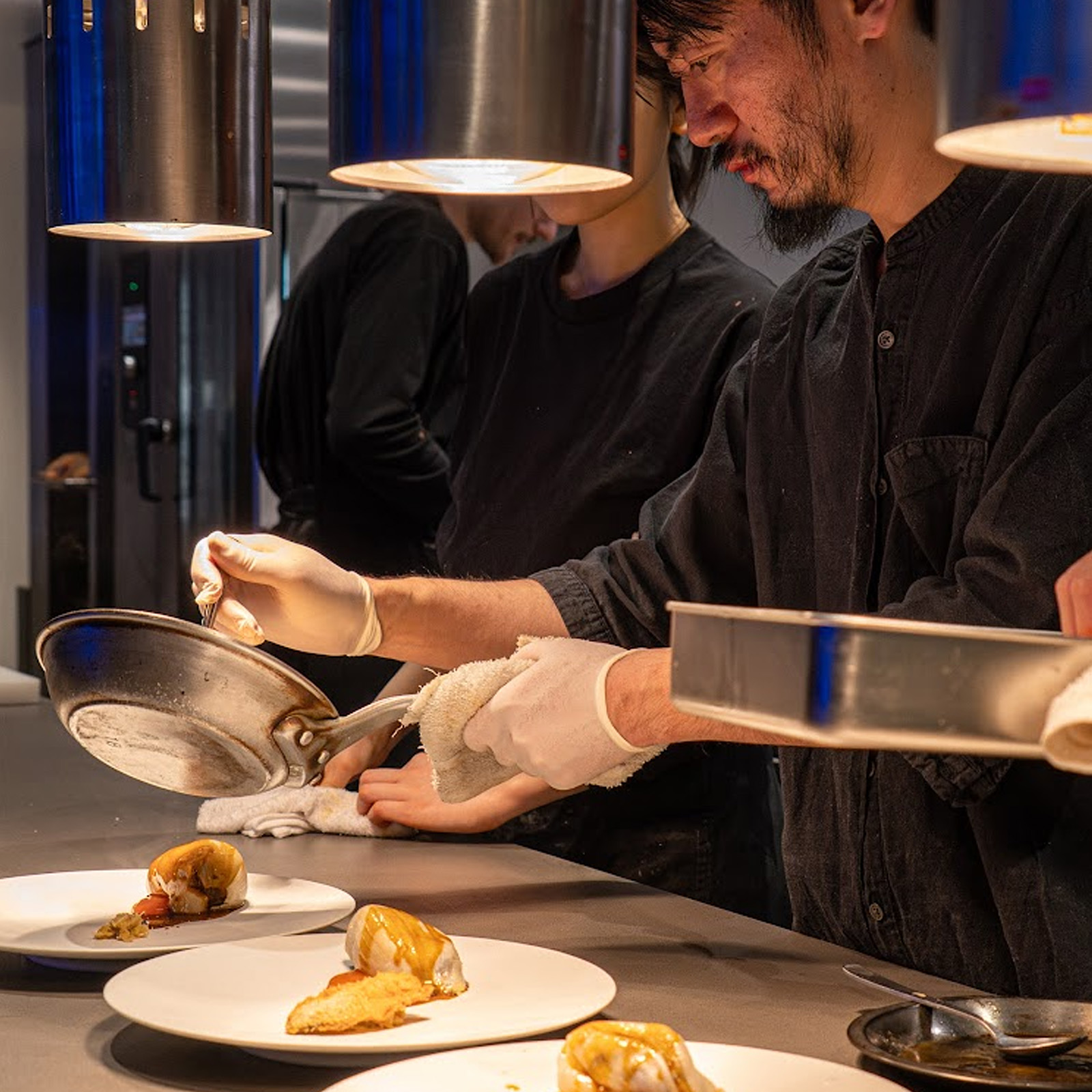 渥美シェフが最後の仕上げをしている様子。