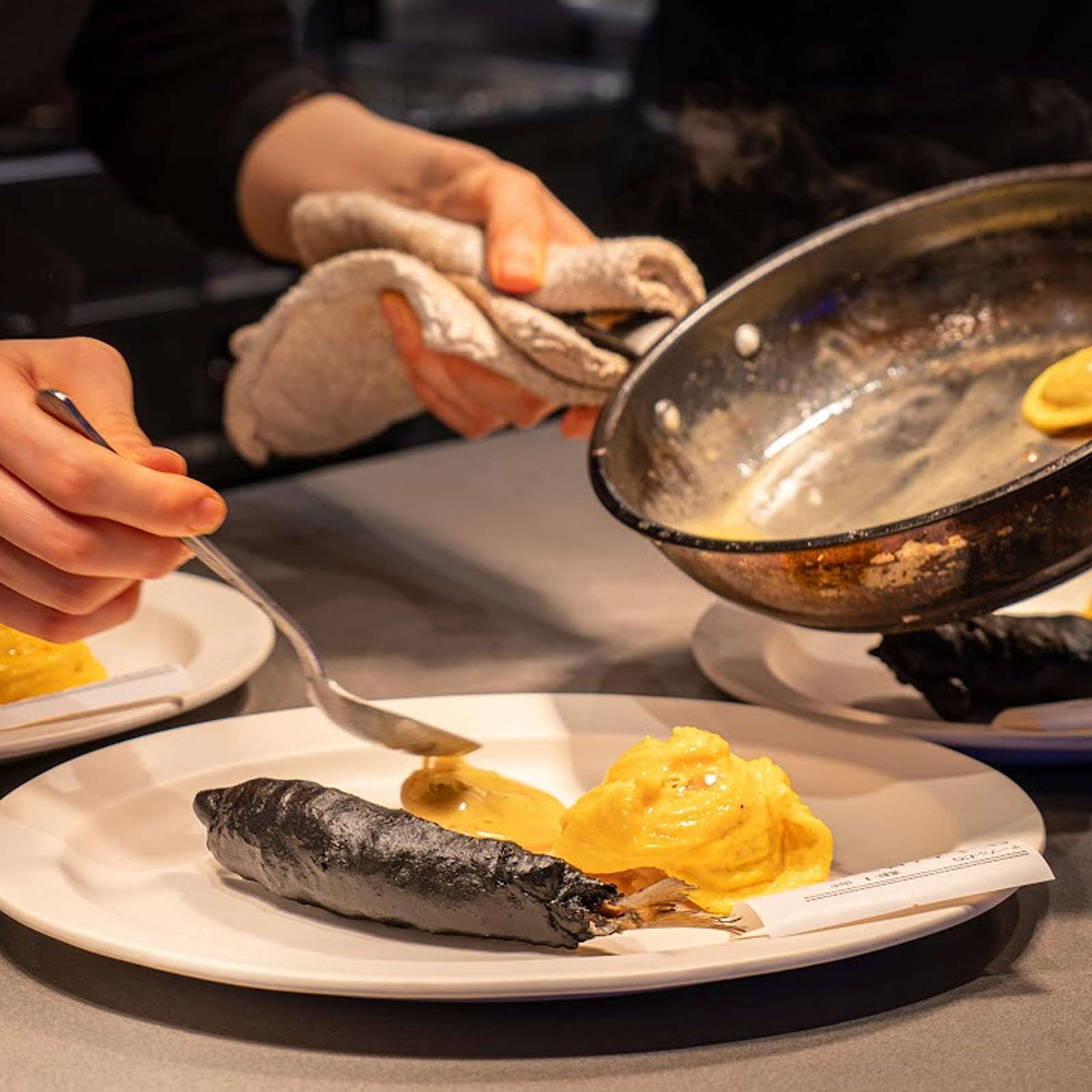 大人様ランチの仕上げの様子。