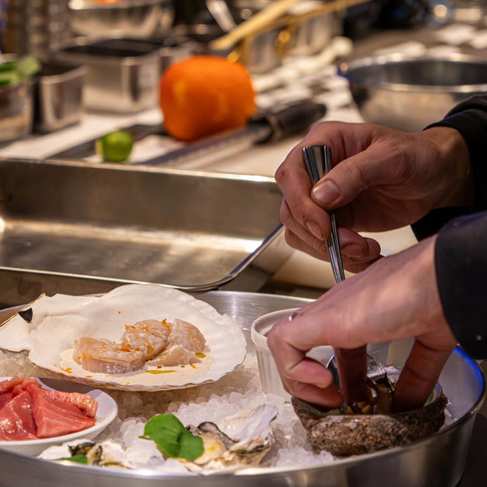 アシェット・フリュイ・ド・メールを準備している様子。