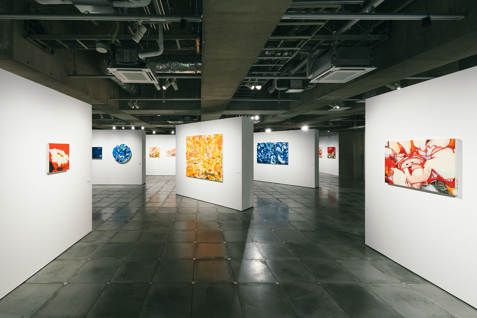 4Fの展示風景の写真。