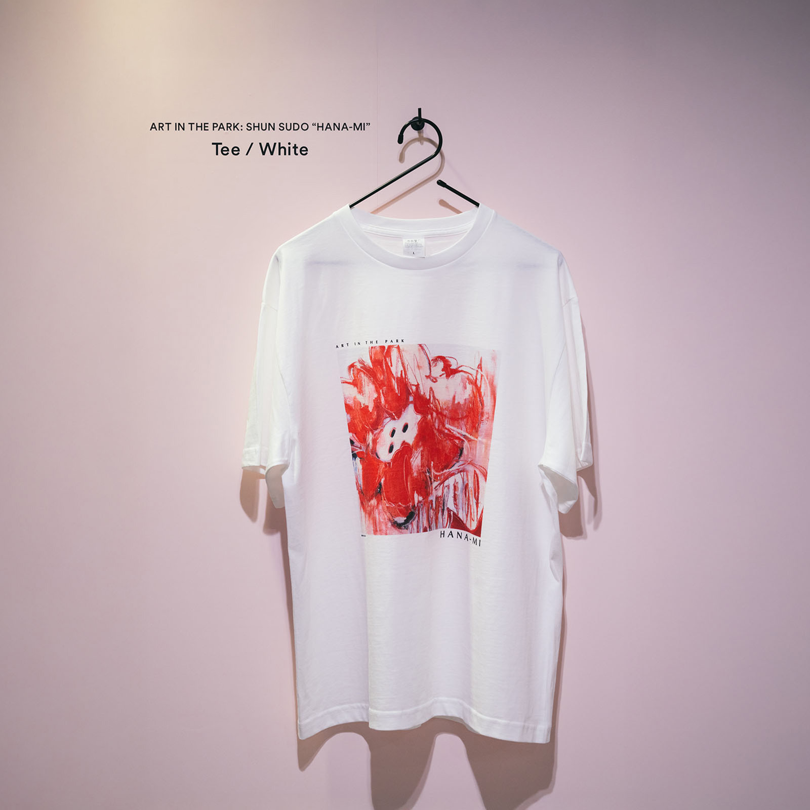 会場限定のオリジナルグッズ。白色のTシャツの写真。