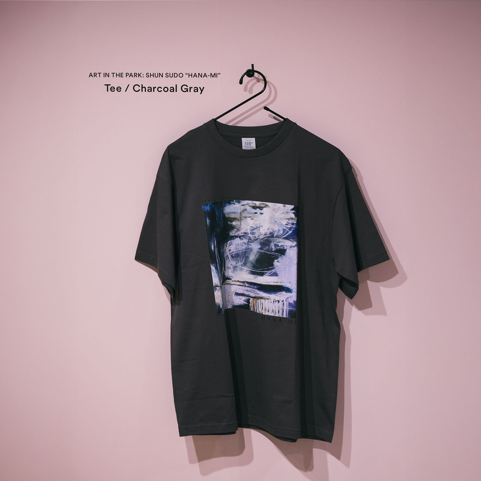 会場限定のオリジナルグッズ。チャコールグレー色のTシャツの写真。