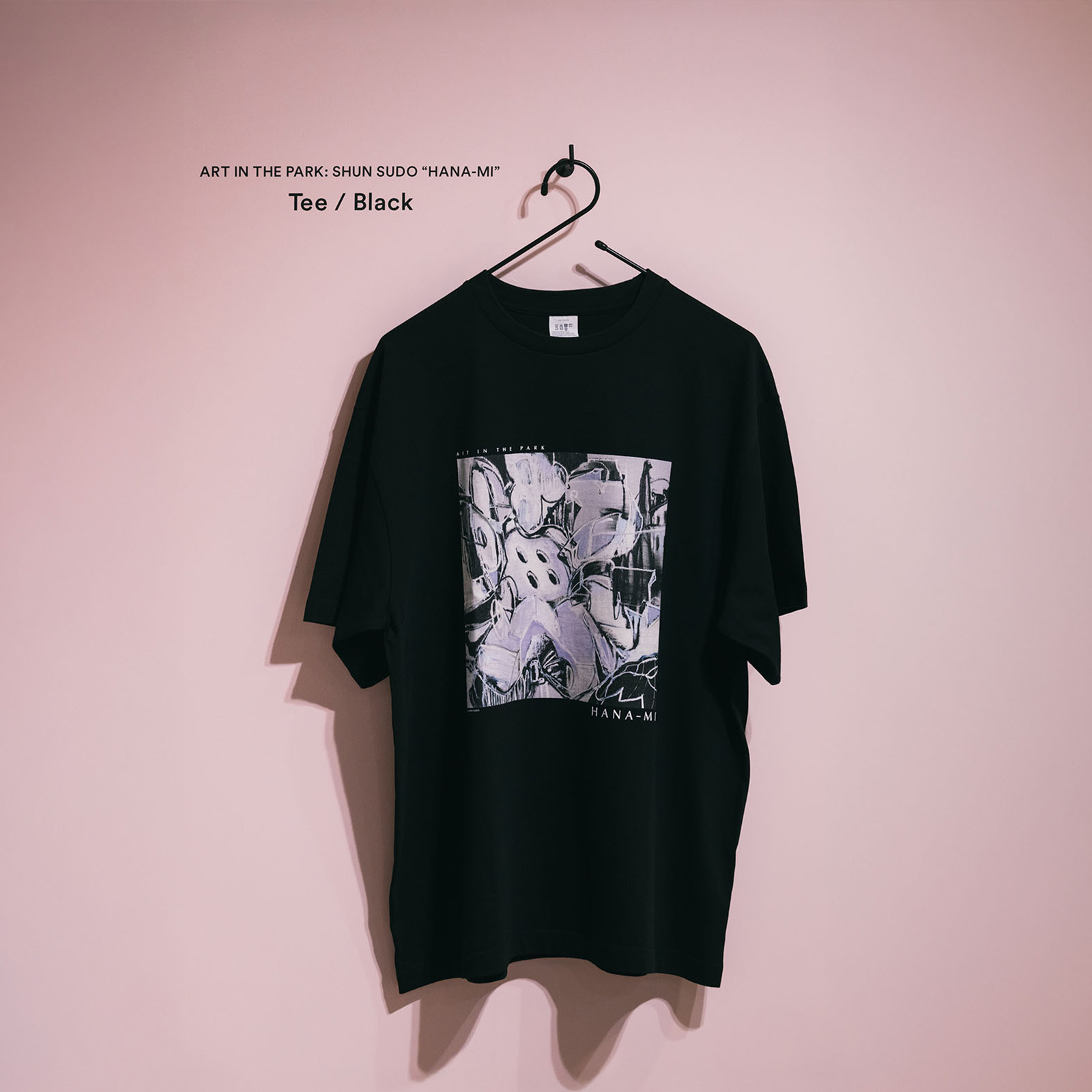 会場限定のオリジナルグッズ。黒色のTシャツの写真。