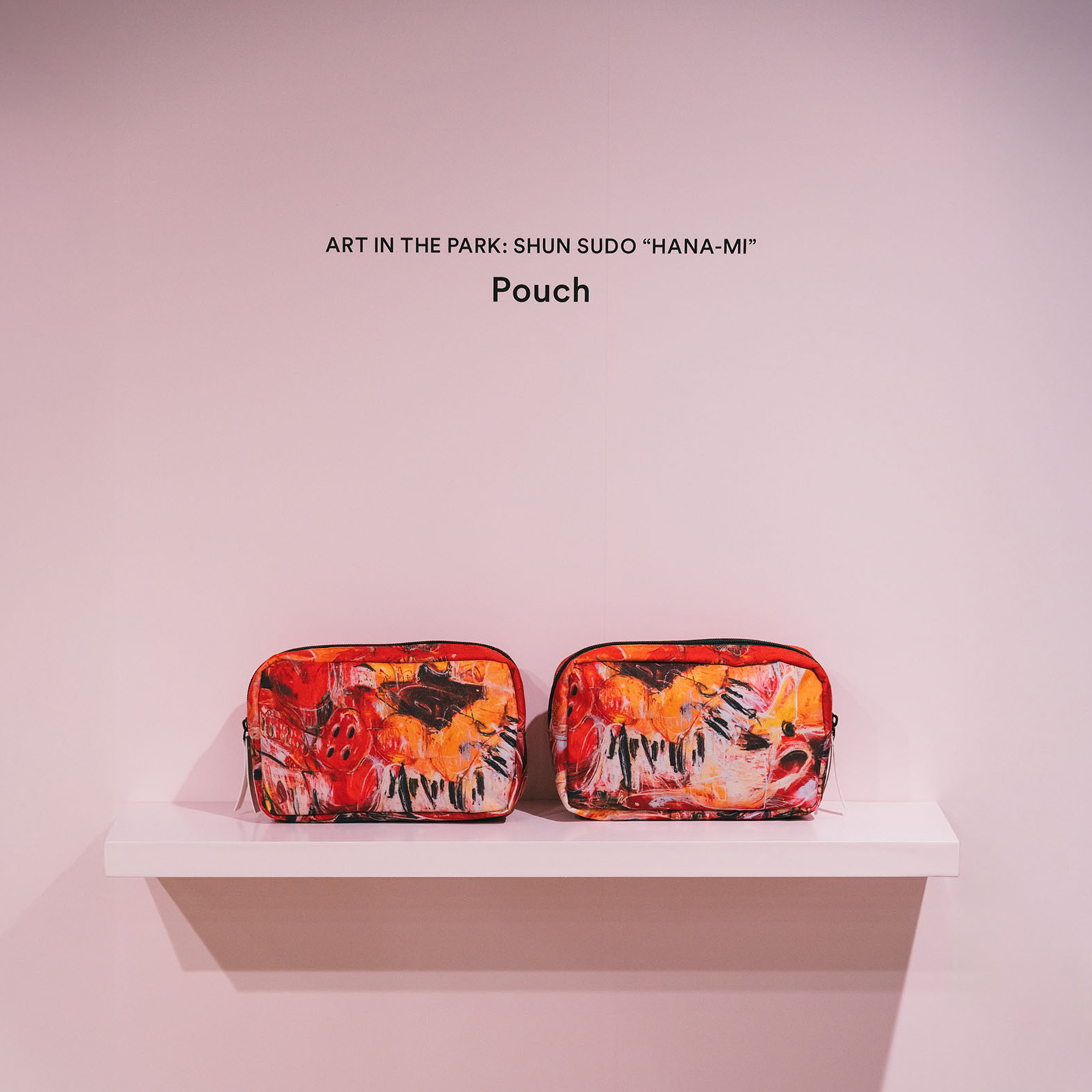 会場限定のオリジナルグッズ。ポーチの写真。