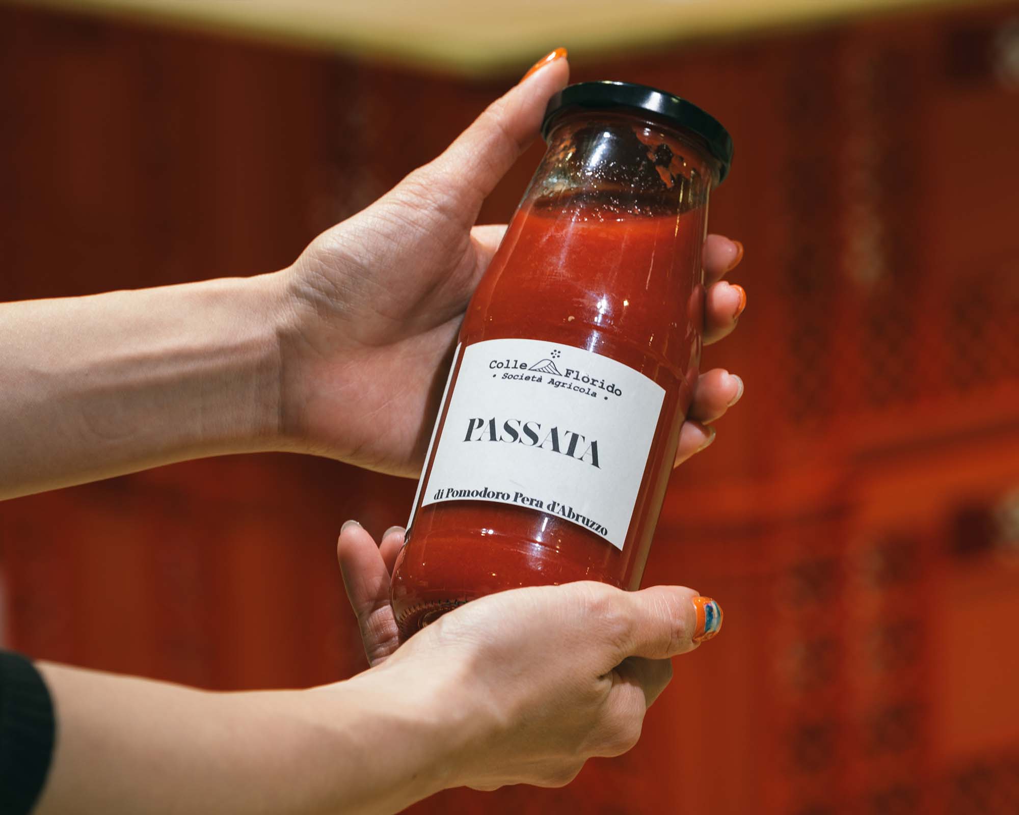 A tomato sauce sold at PASTA PLAZA at Ginza Sony Park. Visitors can pick it up to examine the ingredients and differences in labeling.