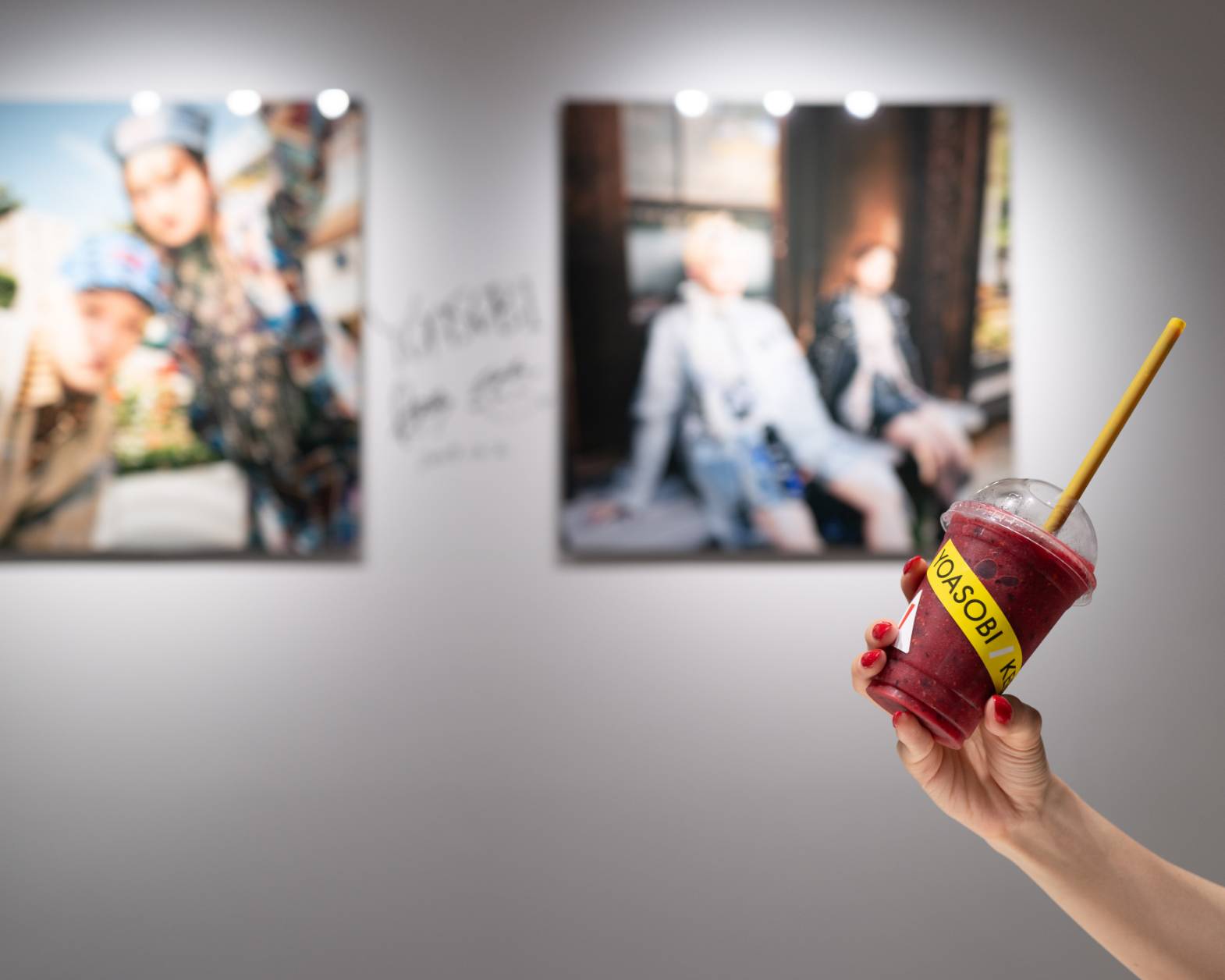 展示の様子。手前でコラボドリンクを掲げている。