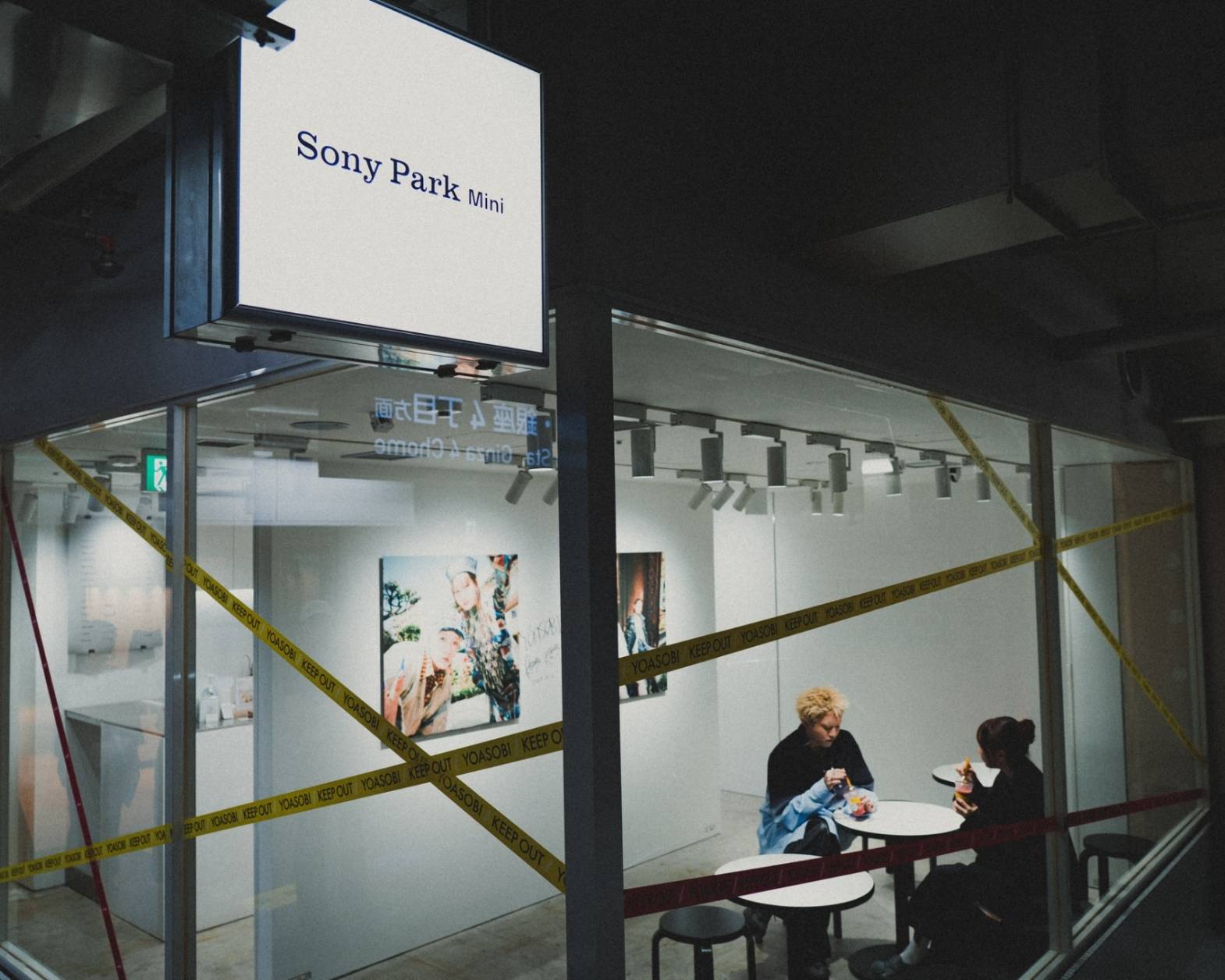 体験の様子。Sony Park Miniでコラボドリンクを飲むYOASOBIの二人。