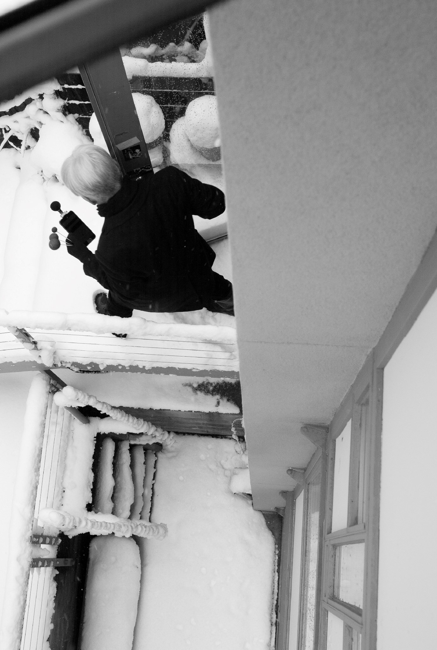 Field Recordingsのイメージ画像。坂本龍一が録音機器を片手に建物から外に出ていく様子。