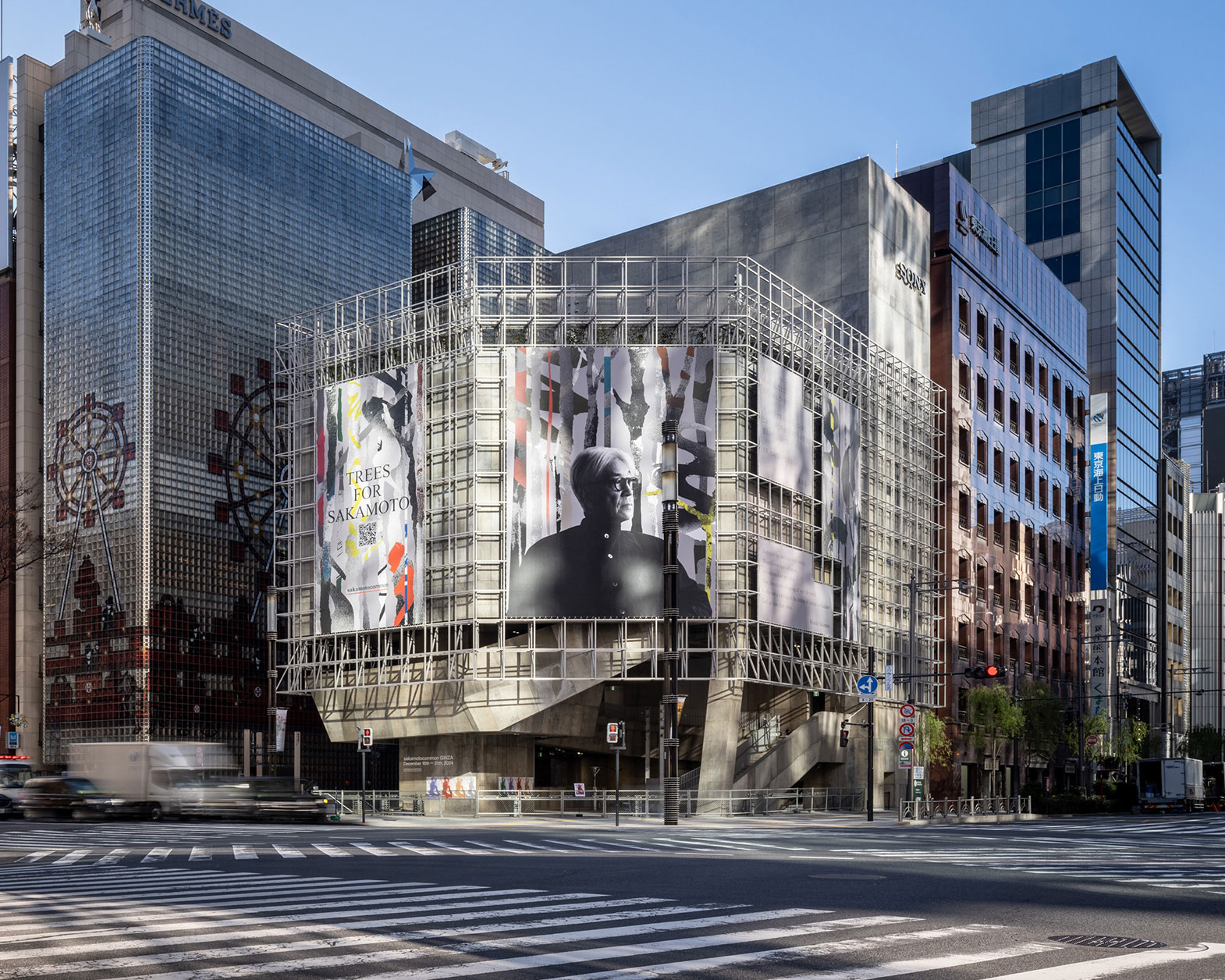 建物壁面には「Trees for sakamoto」のビジュアルが掲出されている。