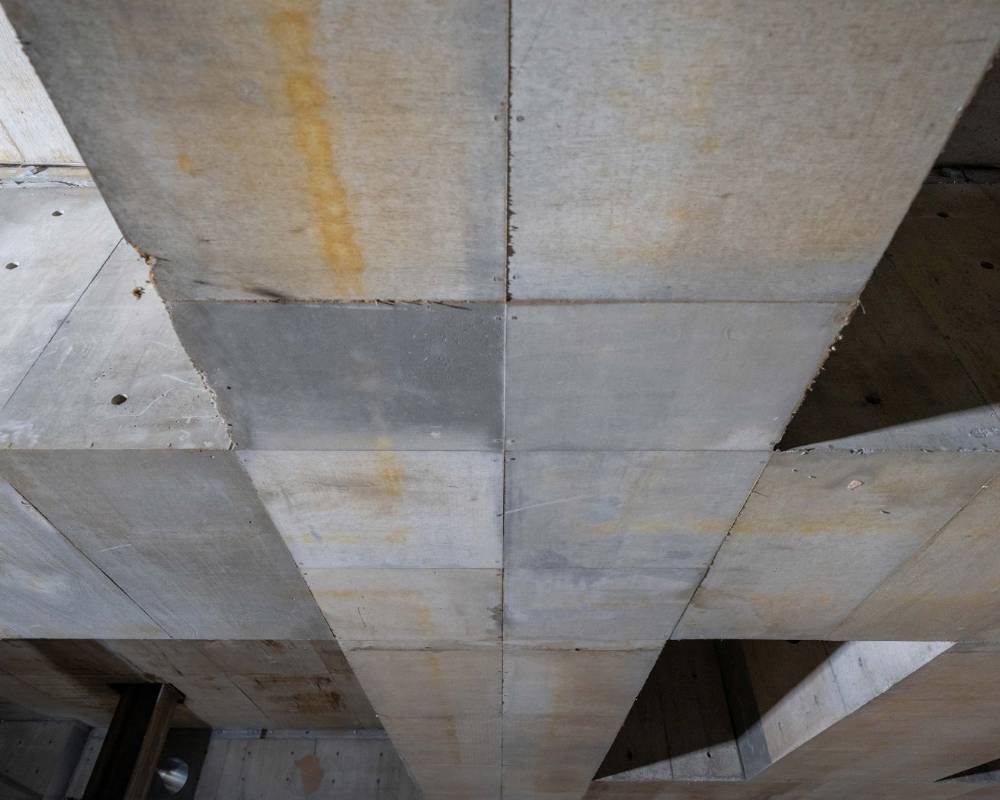 内観。天井のコンクリート梁は普通ベニヤ型枠で打設されている。