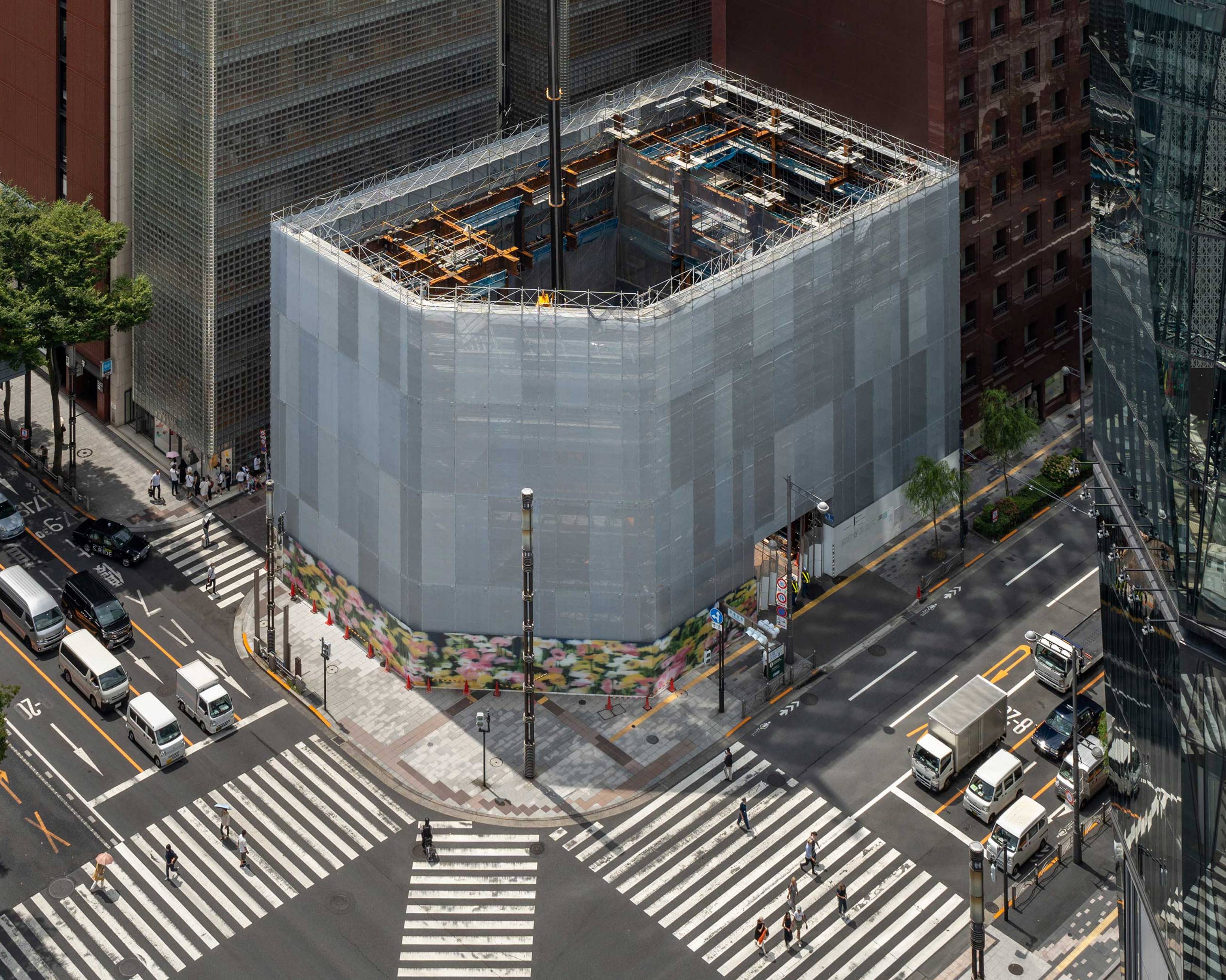 俯瞰風景。数寄屋橋交差点の周辺建物と、5階まで工事仮囲いに覆われたGinza Sony Parkを俯瞰する。