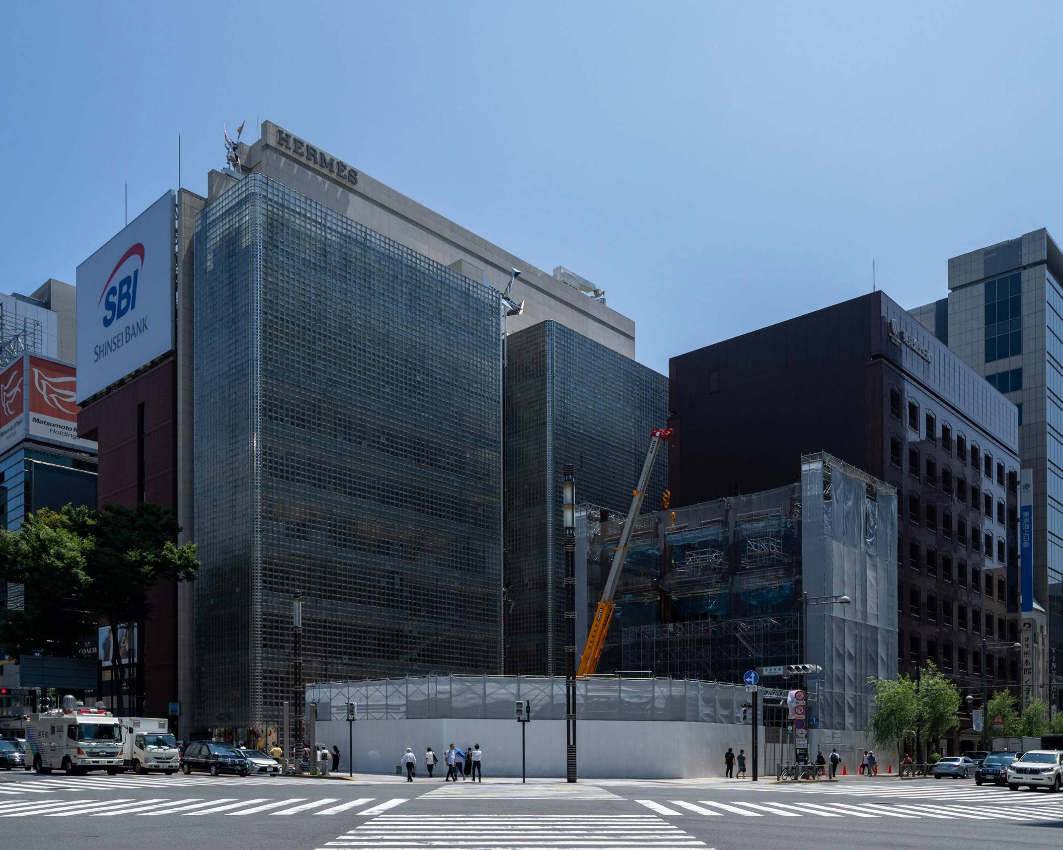 外観。数寄屋橋交差点からの工事中のGinza Sony Park。塔屋部分は地上3階部分まで鉄骨が伸びている。