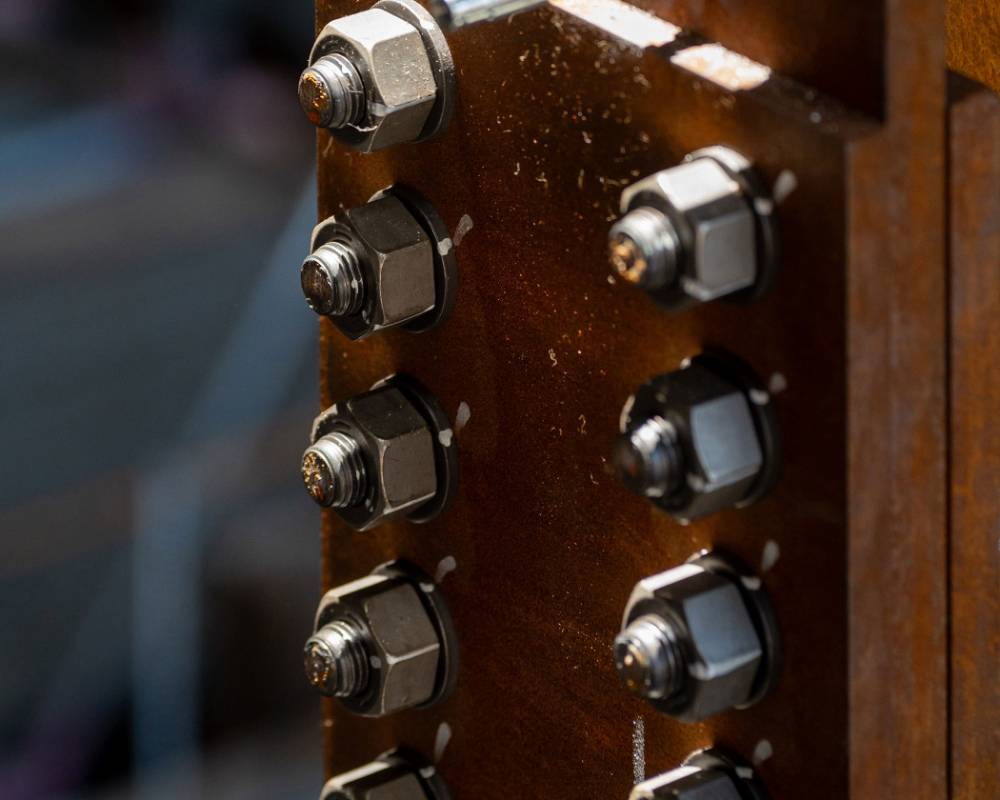 クローズアップ。鉄骨を組み上げるために複数のボルトが締められている。