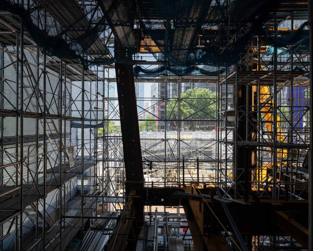 内観。地上階の工事現場内部から見える銀座の街。左側の鉄骨は斜めに配置されている。